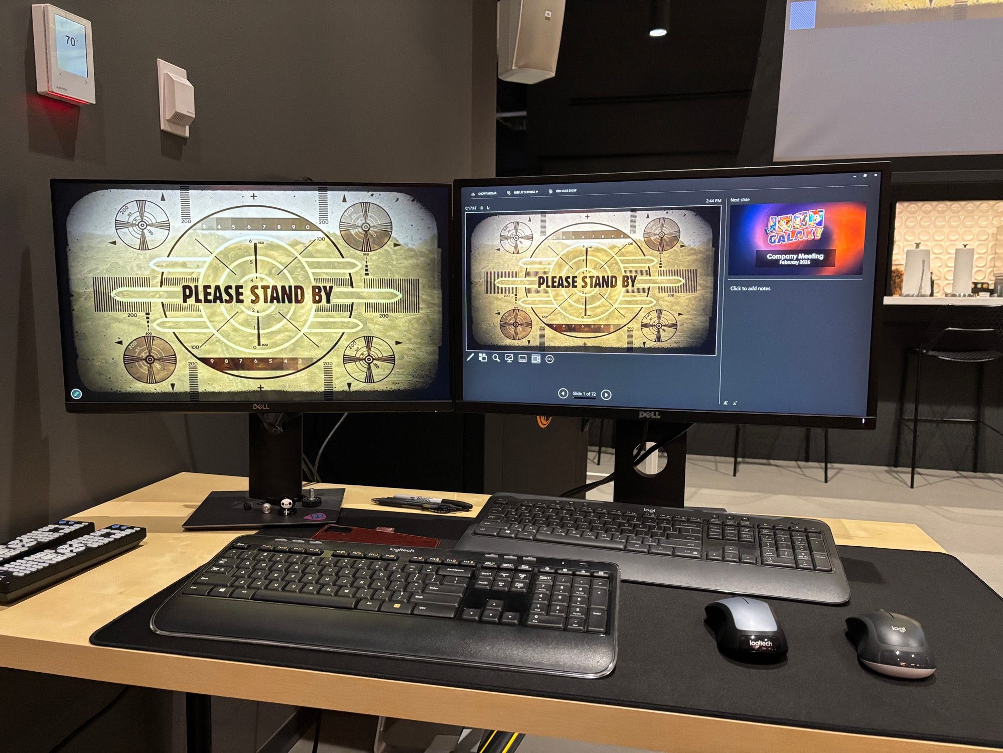 Мониторы с изображением загрузочного экрана Fallout: New Vegas. Источник: аккаунт Iron Galaxy Studios в bsky