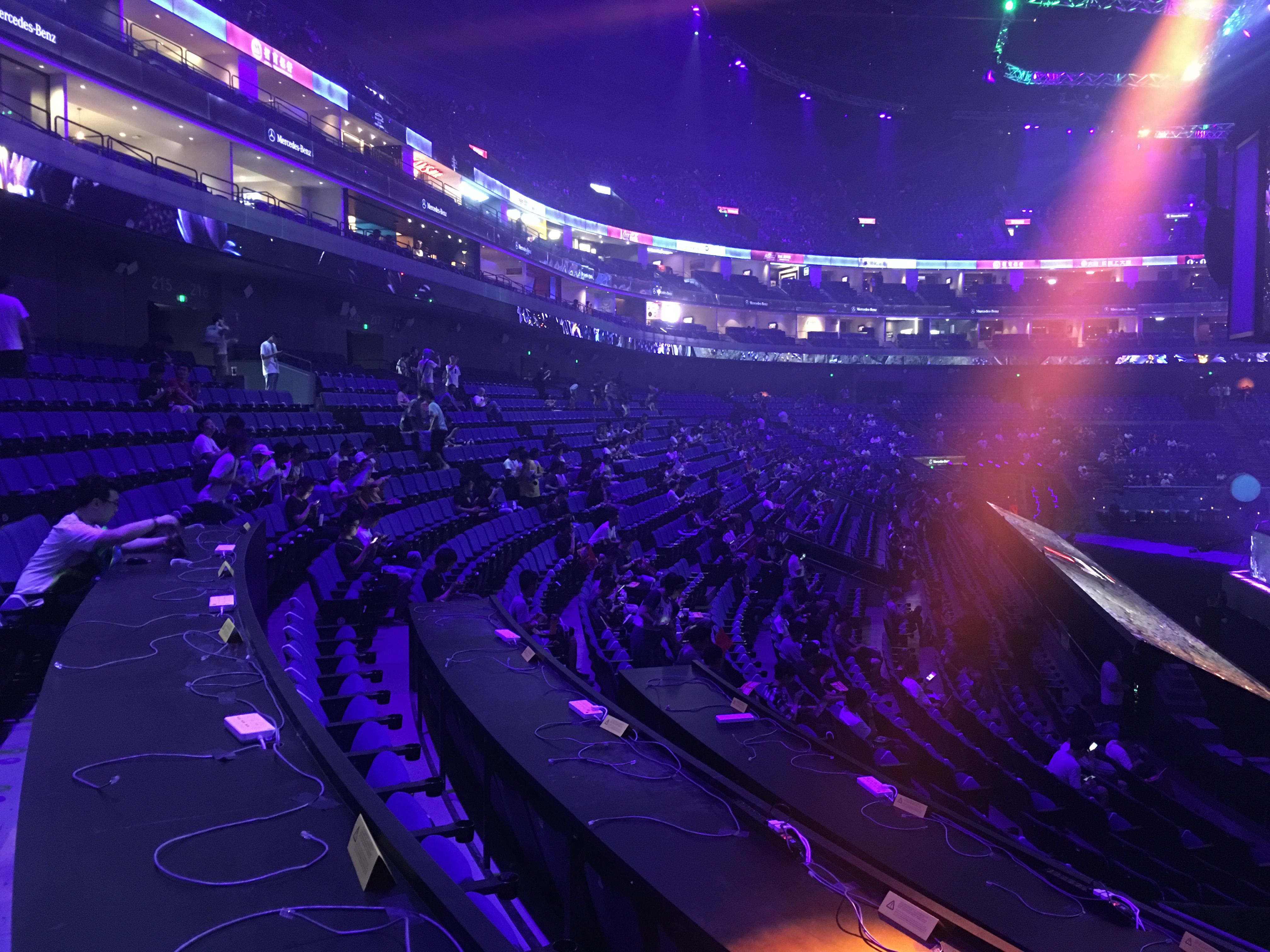 Зрители еще собираются перед церемонией открытия TI9