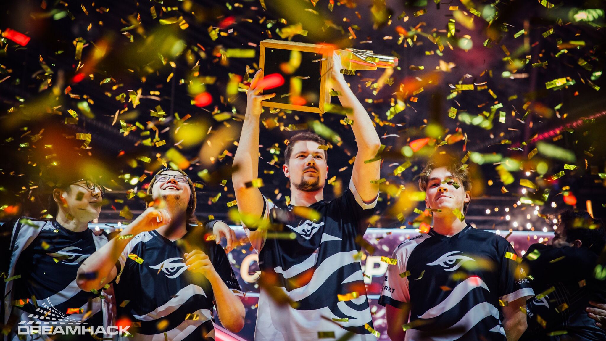 Team Secret с трофеем DreamLeague Leipzig Major
Источник: DreamLeague