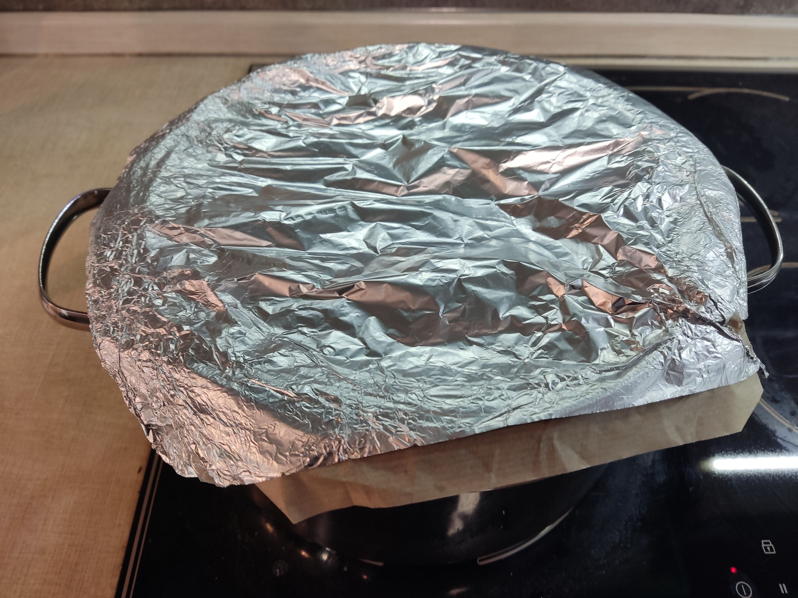 В итоге под края ёмкости было добавлено полотенце. Таким образом было создано окно для выпускания пара. Правда, плиту я всё равно несколько раз залил.