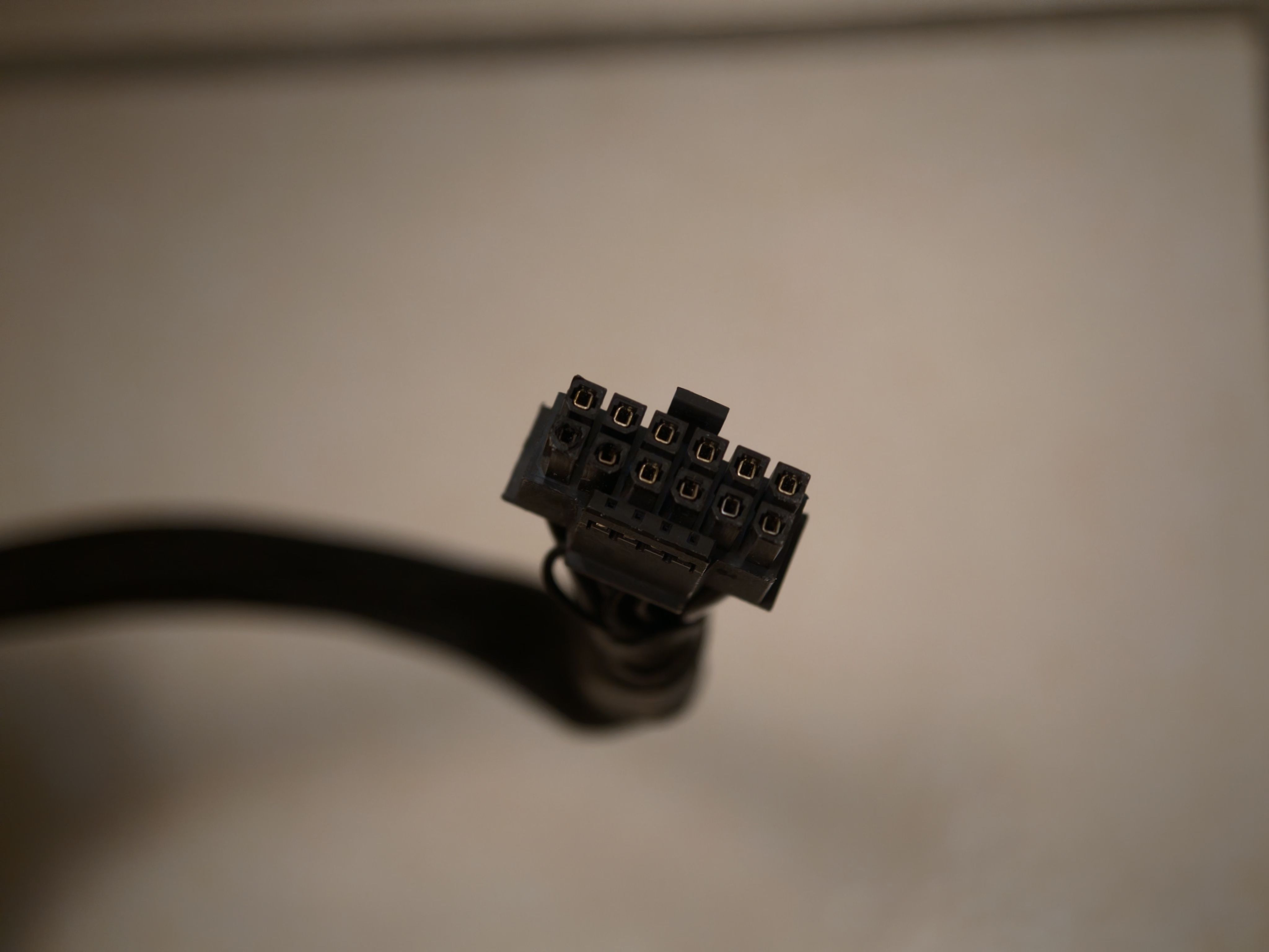 Оплавленный разъём 12VHPWR у RTX 4090 | Источник: VideoCardz