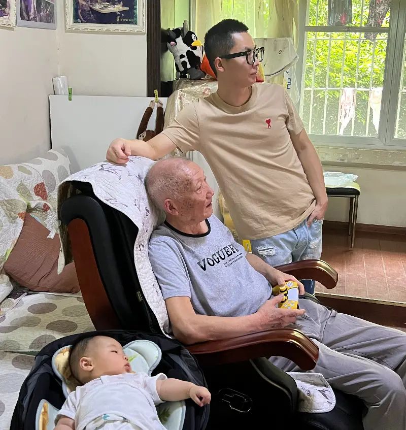 Бинлин с семьей. Источник: guinnessworldrecords.com