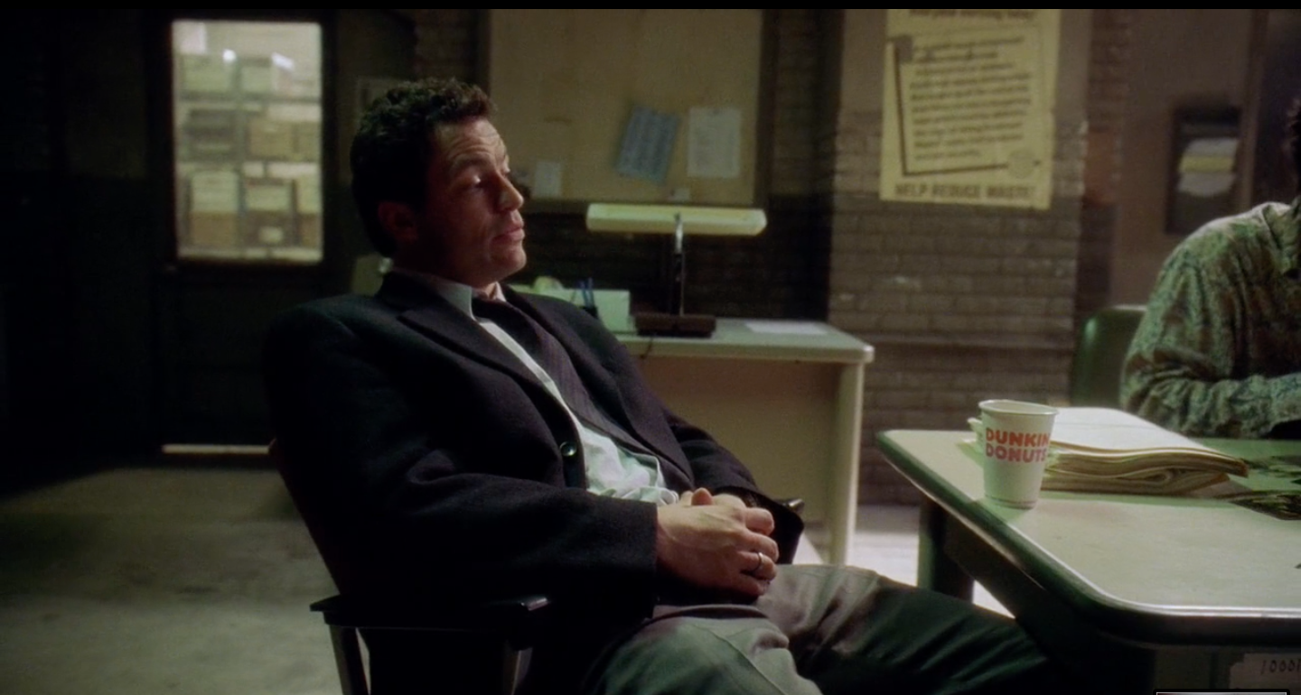 Джимми Макналти размышляет о деле за чашечкой кофе из знаменитой пончиковой