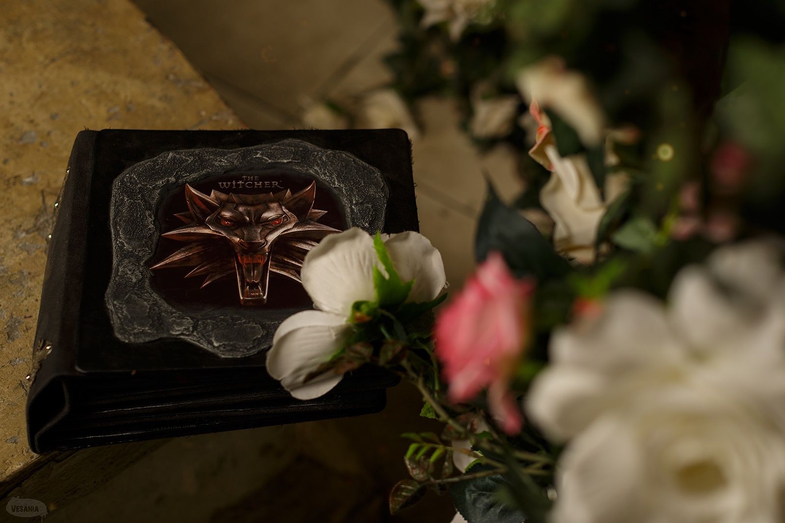 Косплей на Трисс Меригольд в бирюзовом платье с декольте из DLC к The Witcher 3: Wild Hunt. Косплеер: Sokol. Фотограф: VESANIA. Источник: vk.com/sokol_cosplay