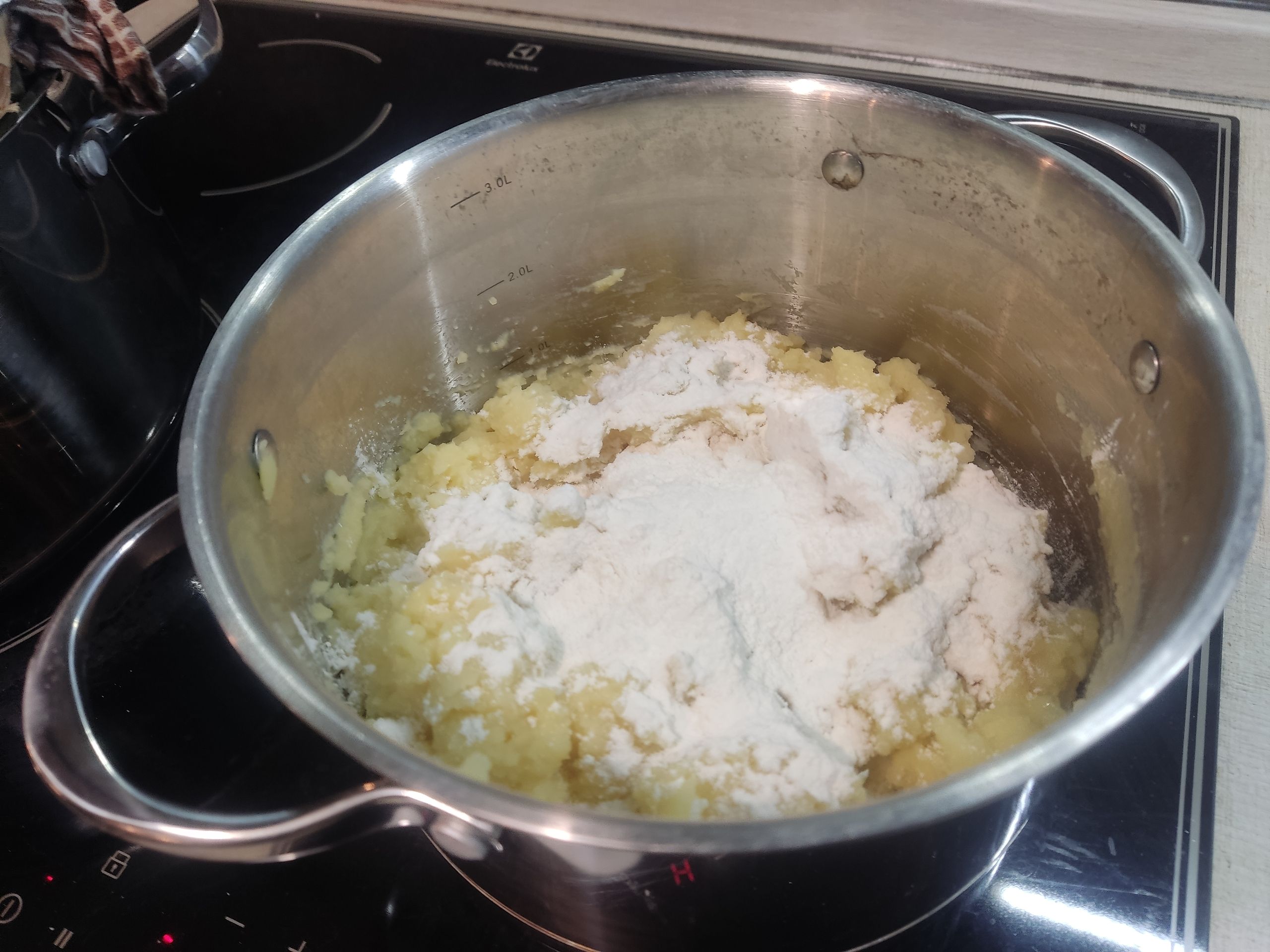 Ладно просто приготовить 3-4 блюда, но нужно же следовать рецепту, да ещё и фотографировать всё.