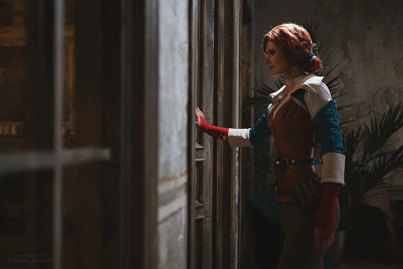 Косплей на Трисс Меригольд из The Witcher 3: Wild Hunt. Косплеер: Мирослава Ладовир. Фотограф: Николай Жаров. Источник: vk.com/nikolay_photogroup
