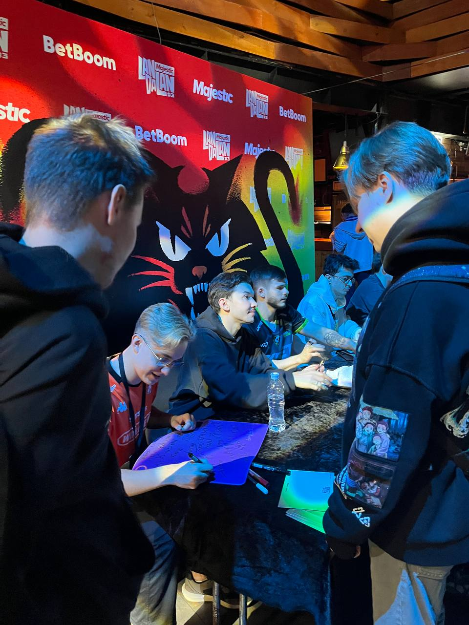 Автограф-сессия 9BoomPro | Источник: канал FL4MUS в Telegram