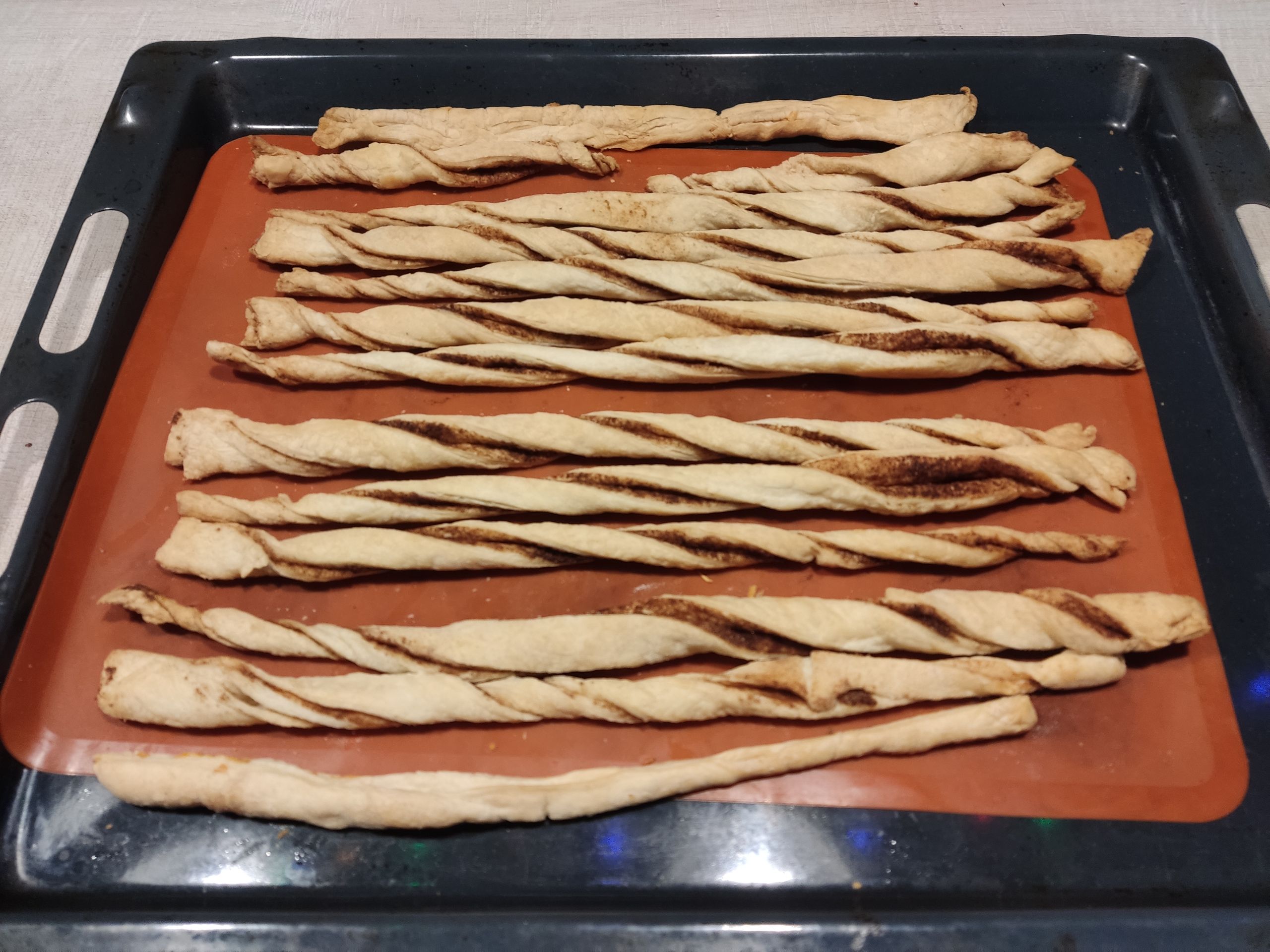 Новый, новый, новый, новый год!
Не жалейте свечи!
Новый, новый, новый, новый год!
В новогодний вечер!
Новый год! Новый год! Новый год!