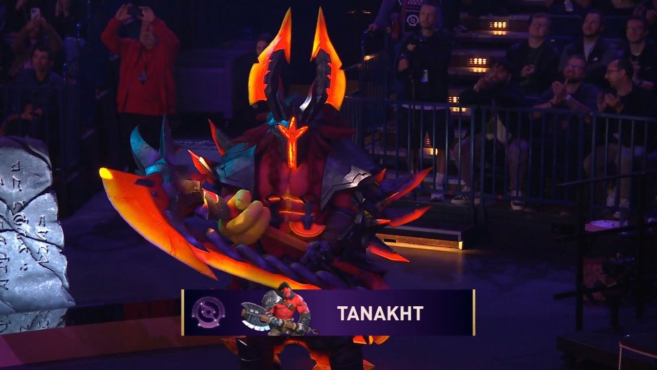 Герой: Axe. Косплеер: Tanakht. Источник: Twitch