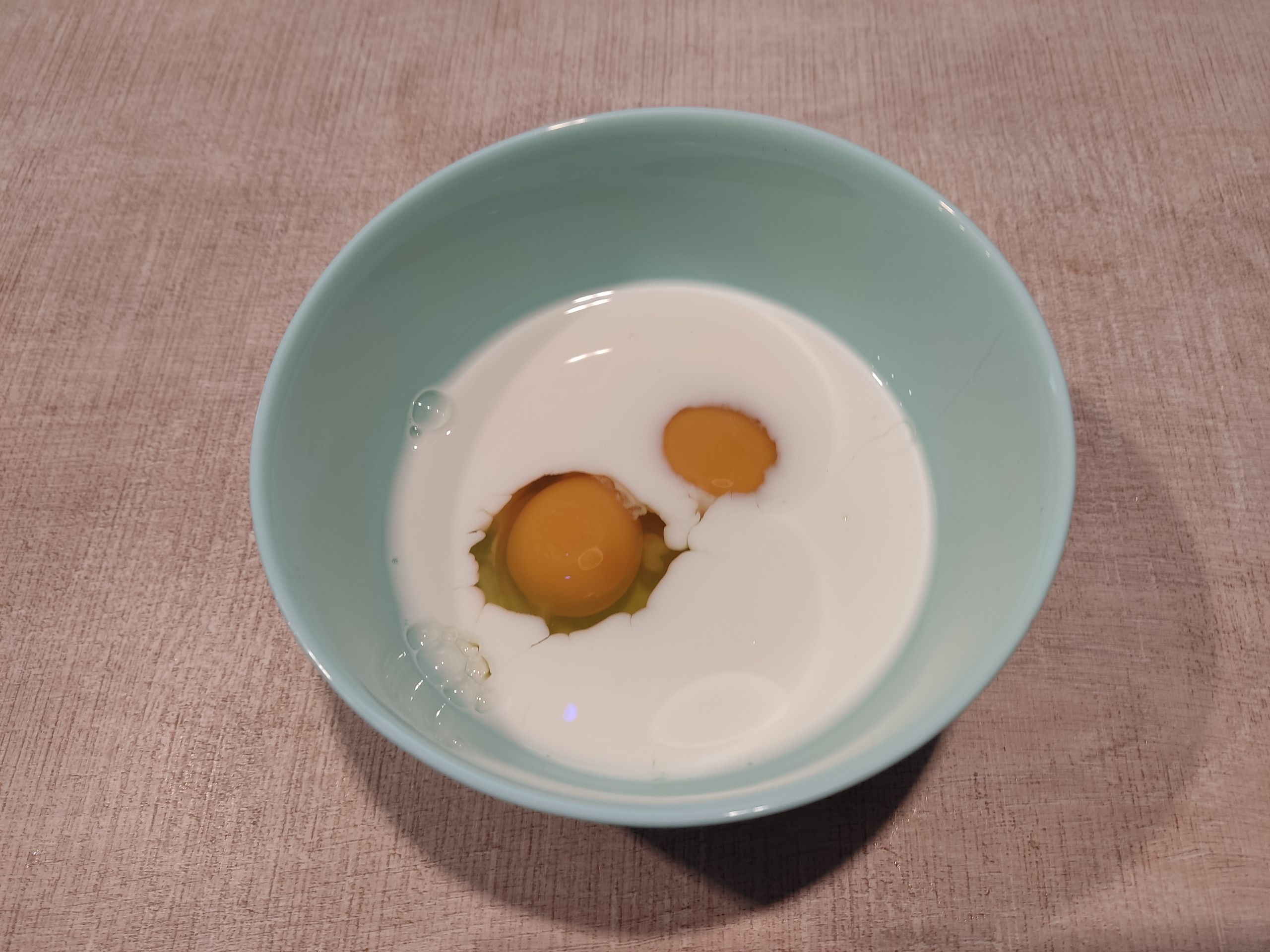 А это в отдельной тарелке, видимо, чтобы яйца разошлись, а не размазались по изюму.