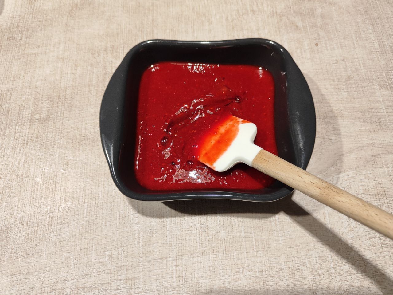 Желатин растворяется в тёплом и застывает в холодном — всё просто.