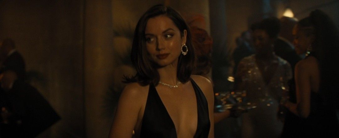 Кадр из фильма «Не время умирать»