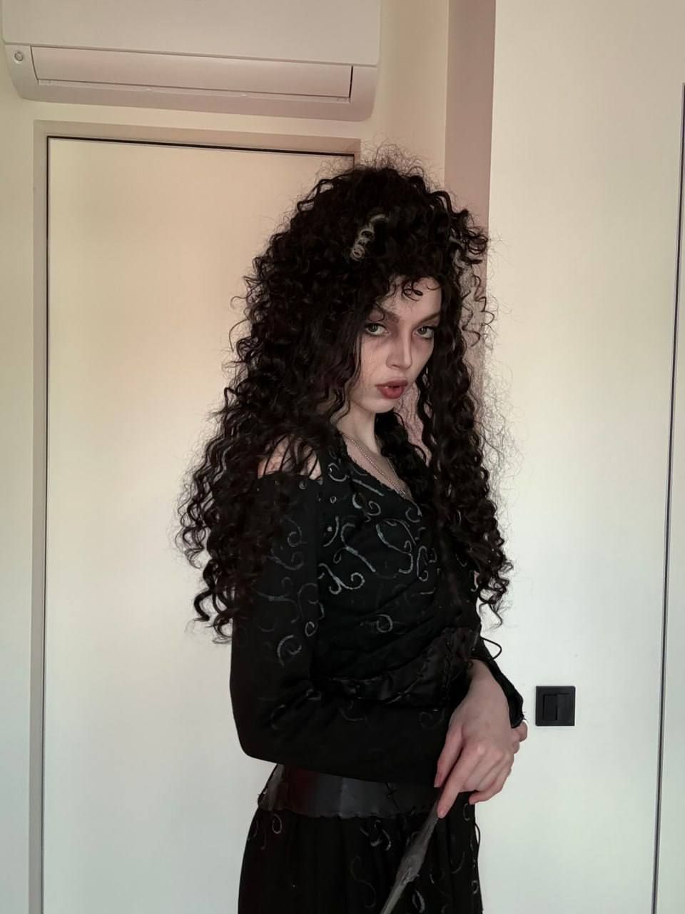 Стримерша by_Owl в образе Беллатрисы Лестрейндж из «Гарри Поттера». Источник: социальные сети стримерши / канал twitch.tv/by_owl