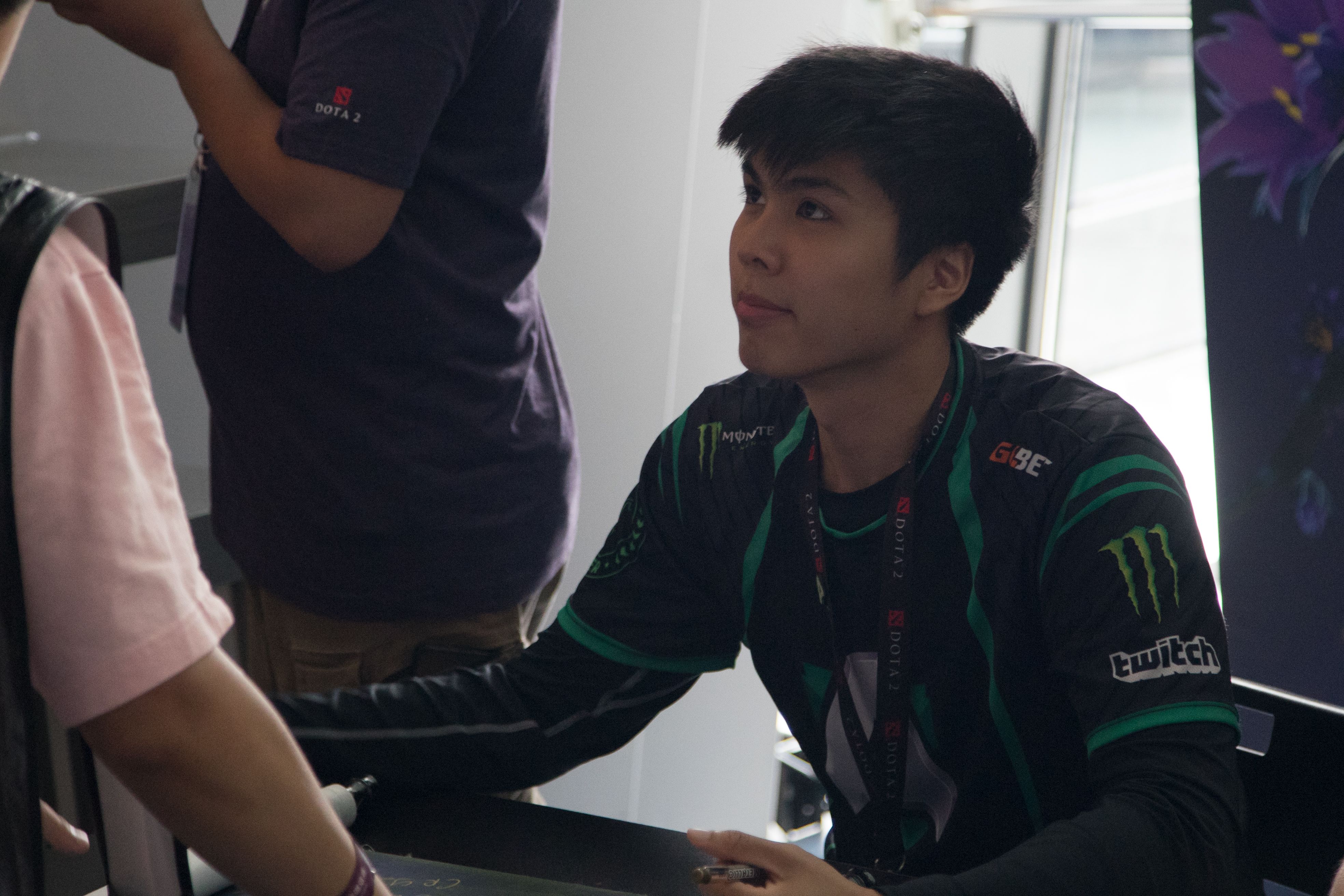 Taiga из Alliance на автограф-сессии TI9