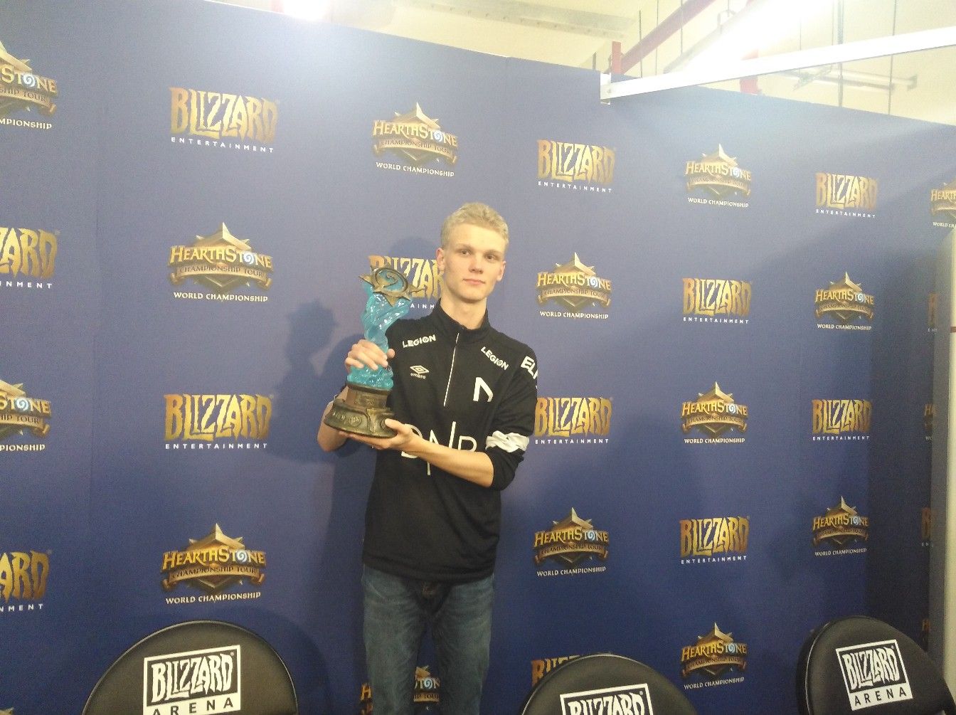 Hunterace пытался сбежать от интервью, но не сбежал от трофея