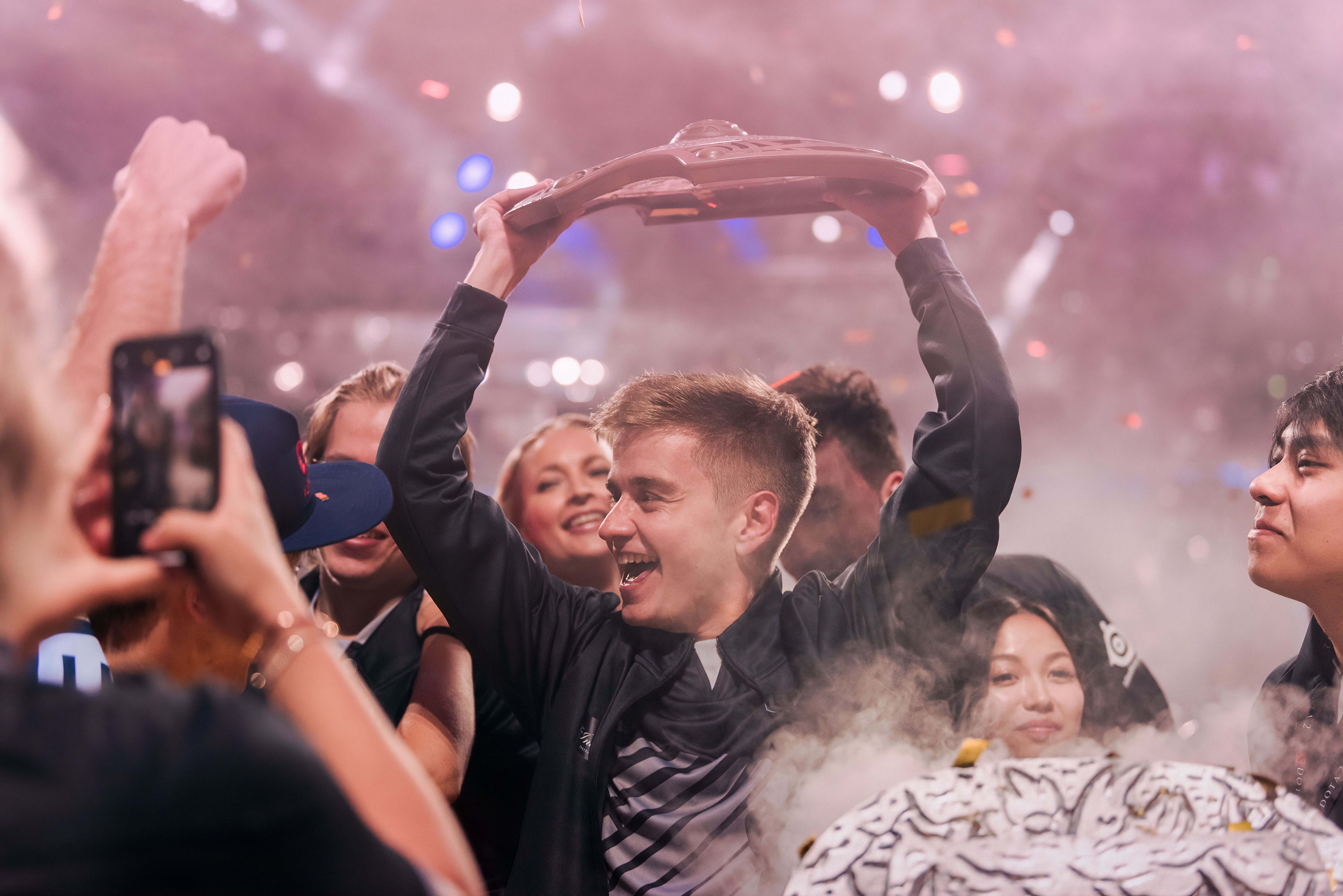 OG поднимает второй Аегис подряд на The International 2019 | Фото: Valve