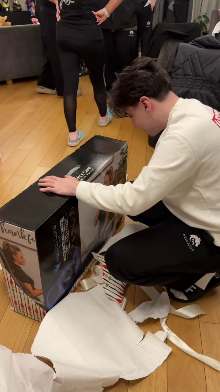 Collapse во время распаковки подарка | Источник: канал Team Spirit в Telegram