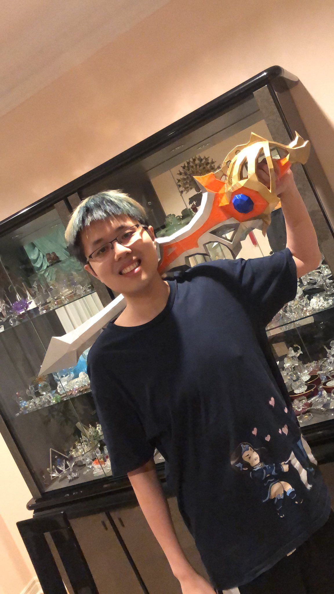 EnVy с подарком и новой прической | Фото: twitter.com/EternaLEnVy1991