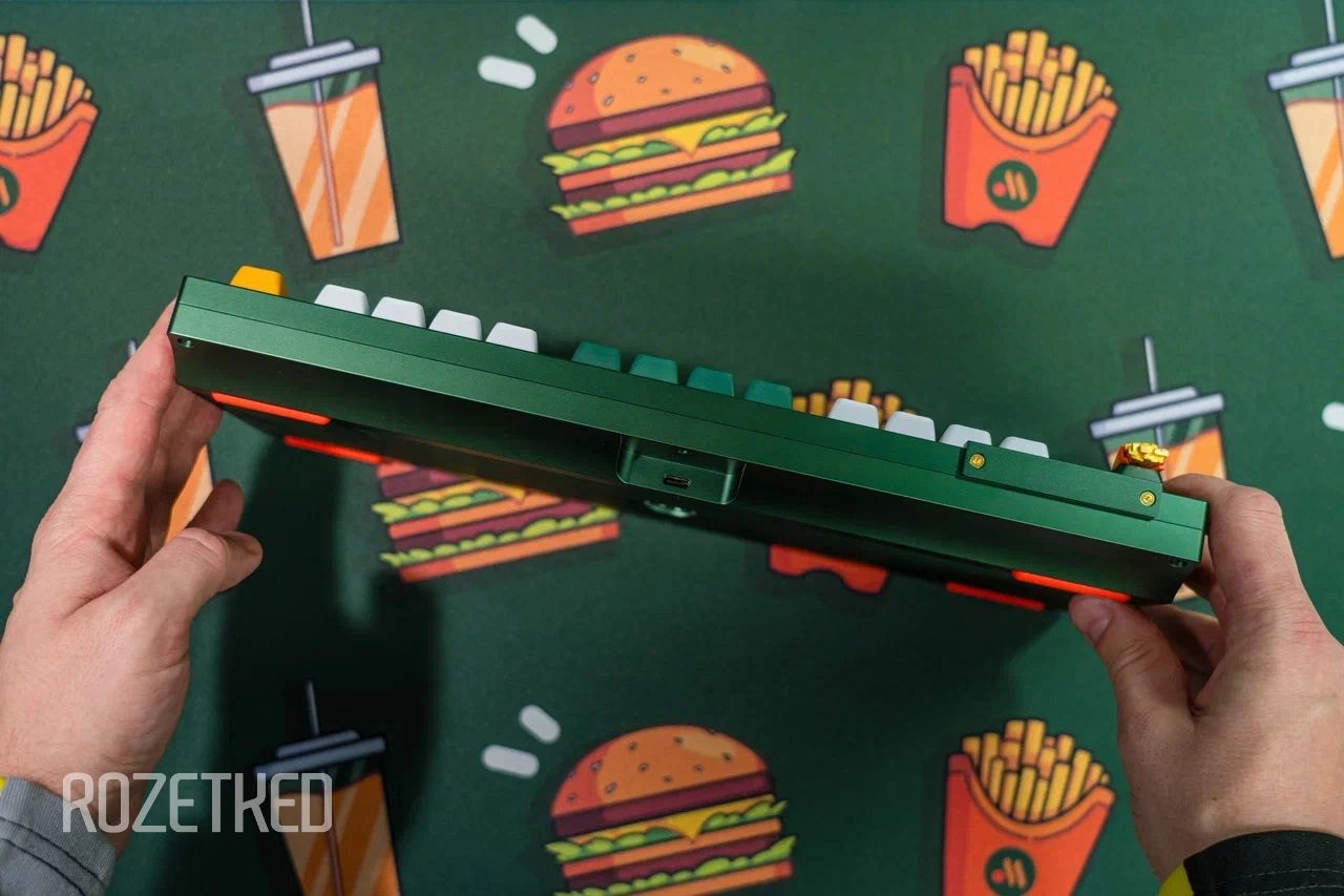 Кастомная механическая клавиатура Dark Project CM81 Landau в цветах «Вкусно — и точка» | Фото: Rozetked