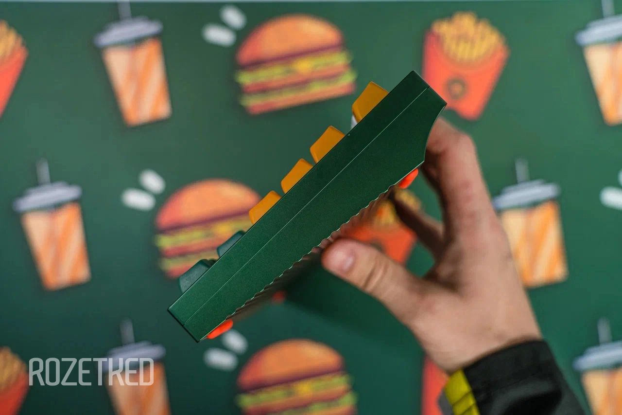 Кастомная механическая клавиатура Dark Project CM81 Landau в цветах «Вкусно — и точка» | Фото: Rozetked