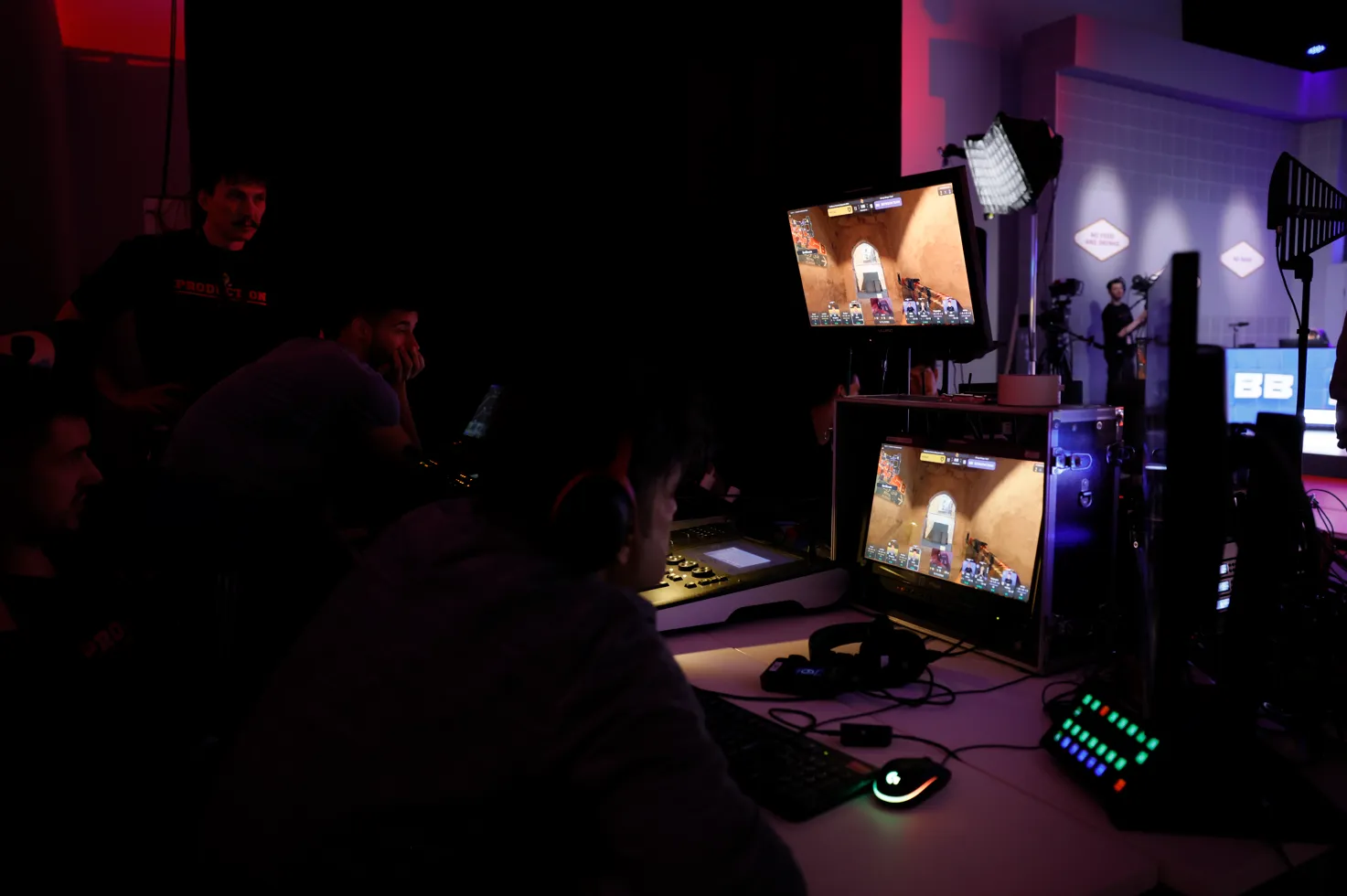 Работа сотрудников FISSURE за кадром | Фото: FISSURE