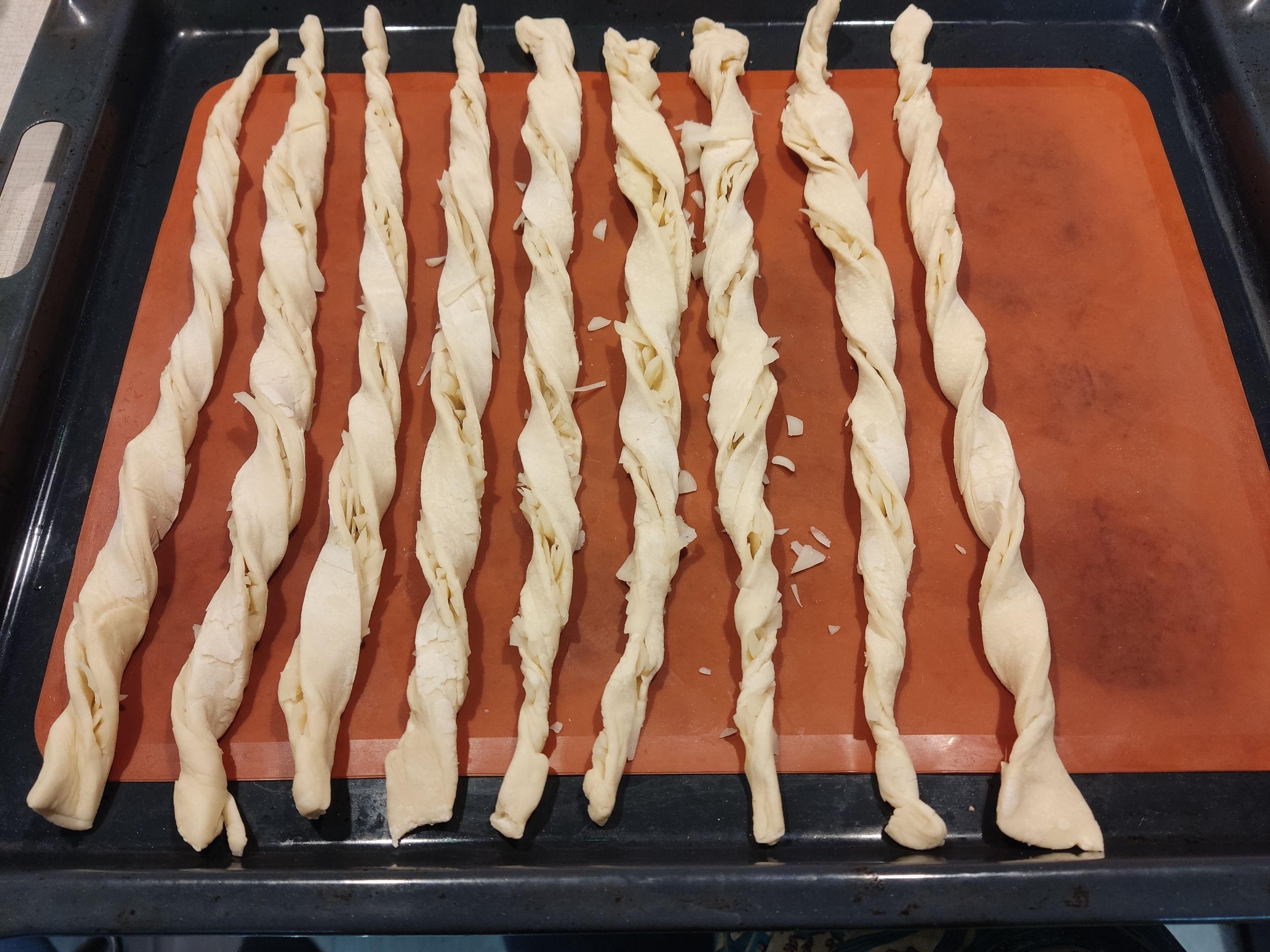 Всё, я не могу придумывать подписи к однообразным фото, включайте музыку!

В час, когда зажигаются свечи
В каждом доме и каждом окне,
Это пришёл праздничный вечер.
Пусть на улице вьюга и ветер,
Но даже они улыбаются мне,
И звон часов в праздничный вечер...