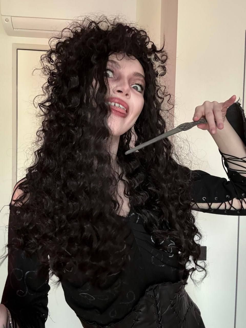 Стримерша by_Owl в образе Беллатрисы Лестрейндж из «Гарри Поттера». Источник: социальные сети стримерши / канал twitch.tv/by_owl