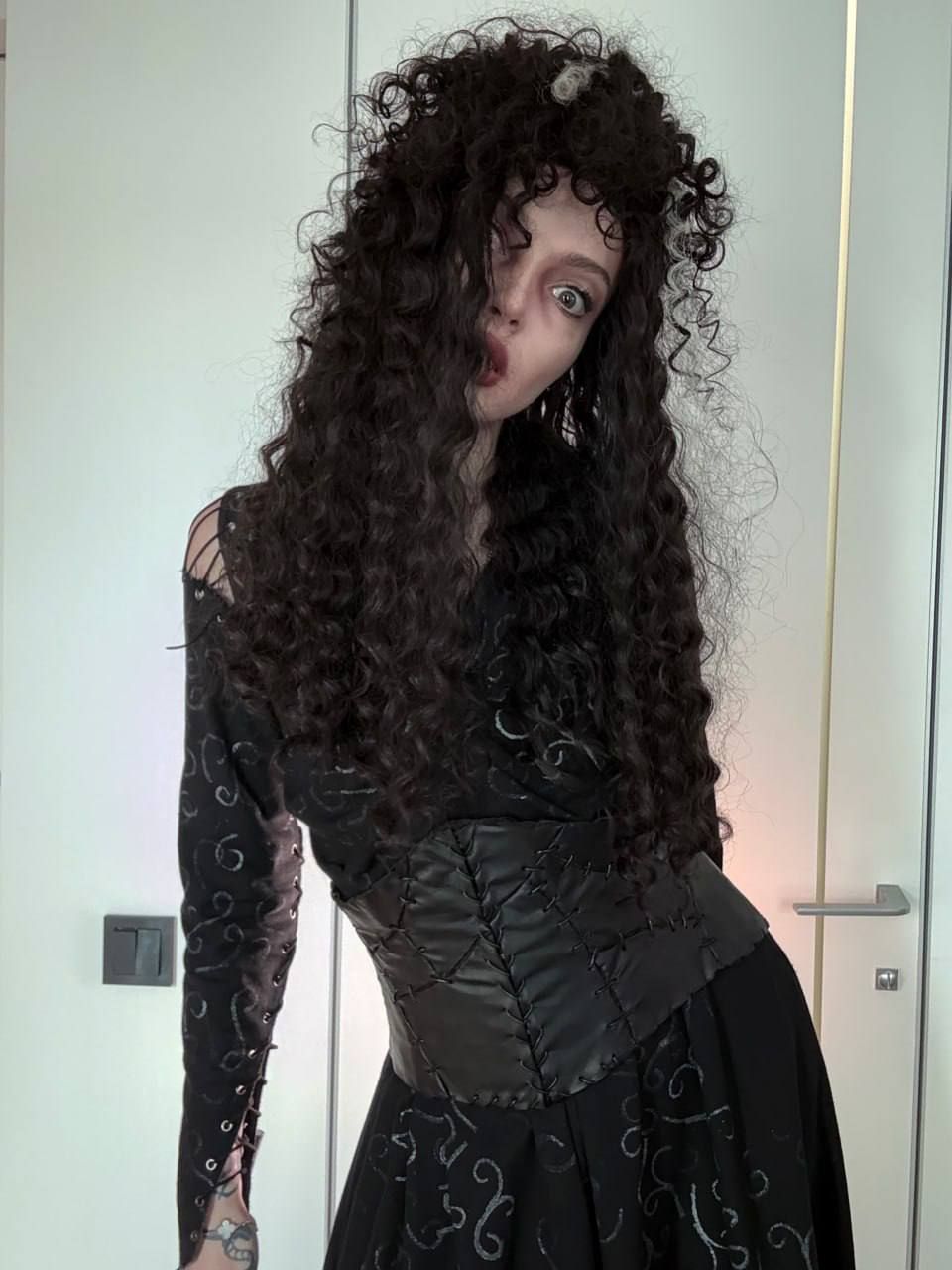 Стримерша by_Owl в образе Беллатрисы Лестрейндж из «Гарри Поттера». Источник: социальные сети стримерши / канал twitch.tv/by_owl