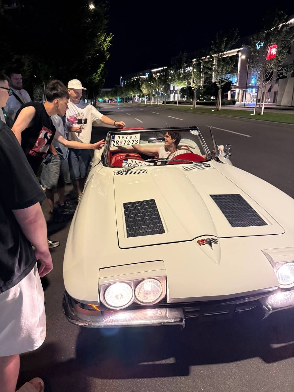 Evelone в Chevrolet Corvette 1963 года | Источник: соцсети Mokrivskiy