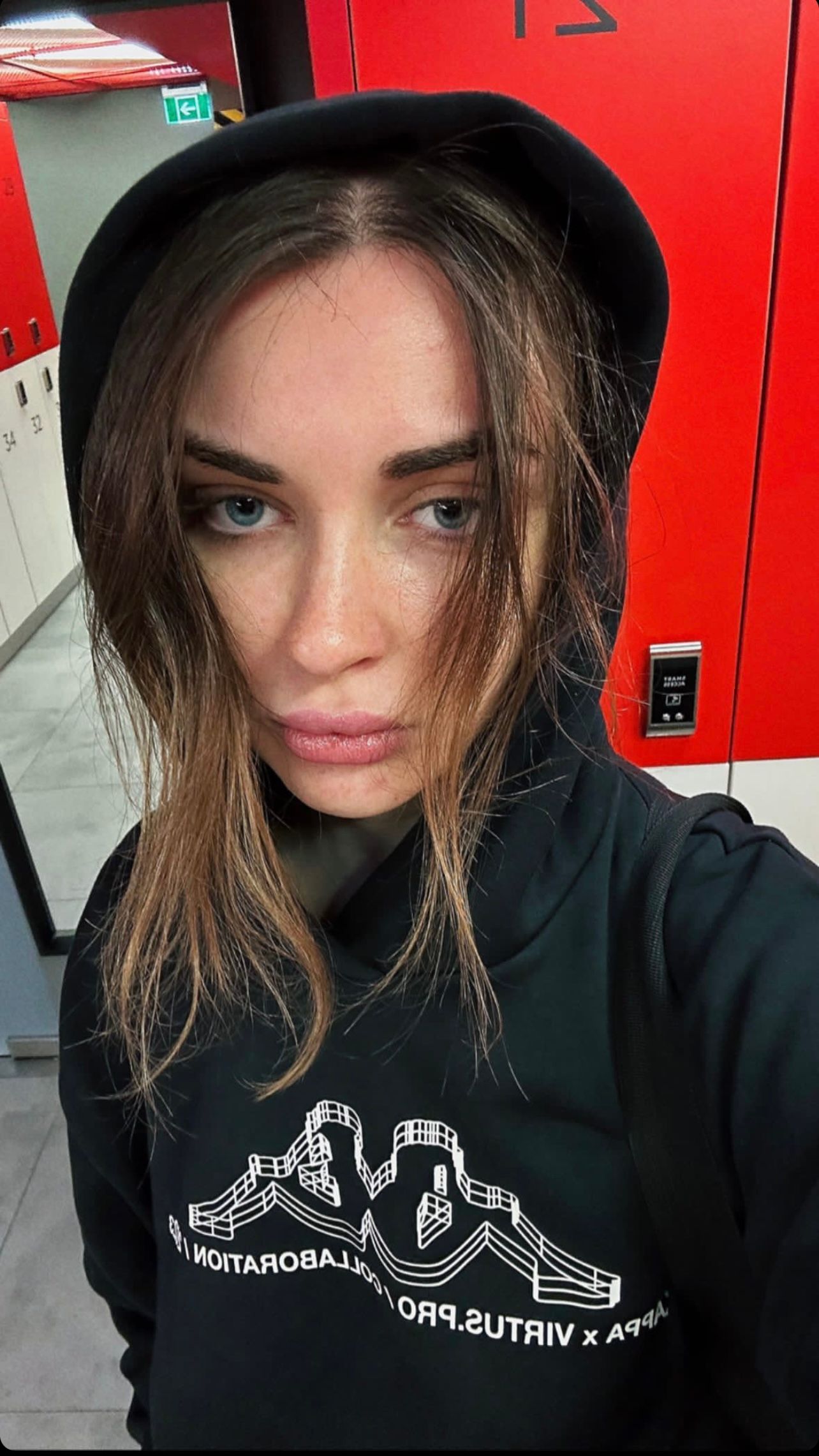 Ahrinyan в толстовке от Virtus.pro x Kappa