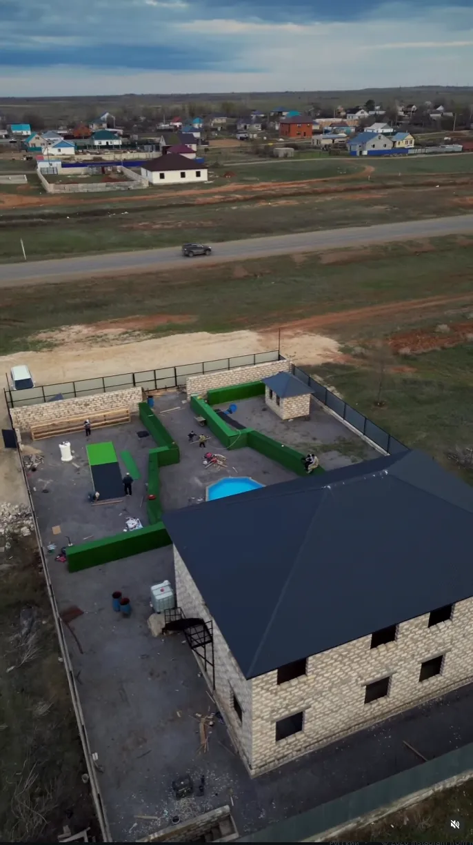 Дом в стиле карты Mansion из CS 1.6 | Источник: канал mansion.aktobe Instagram*