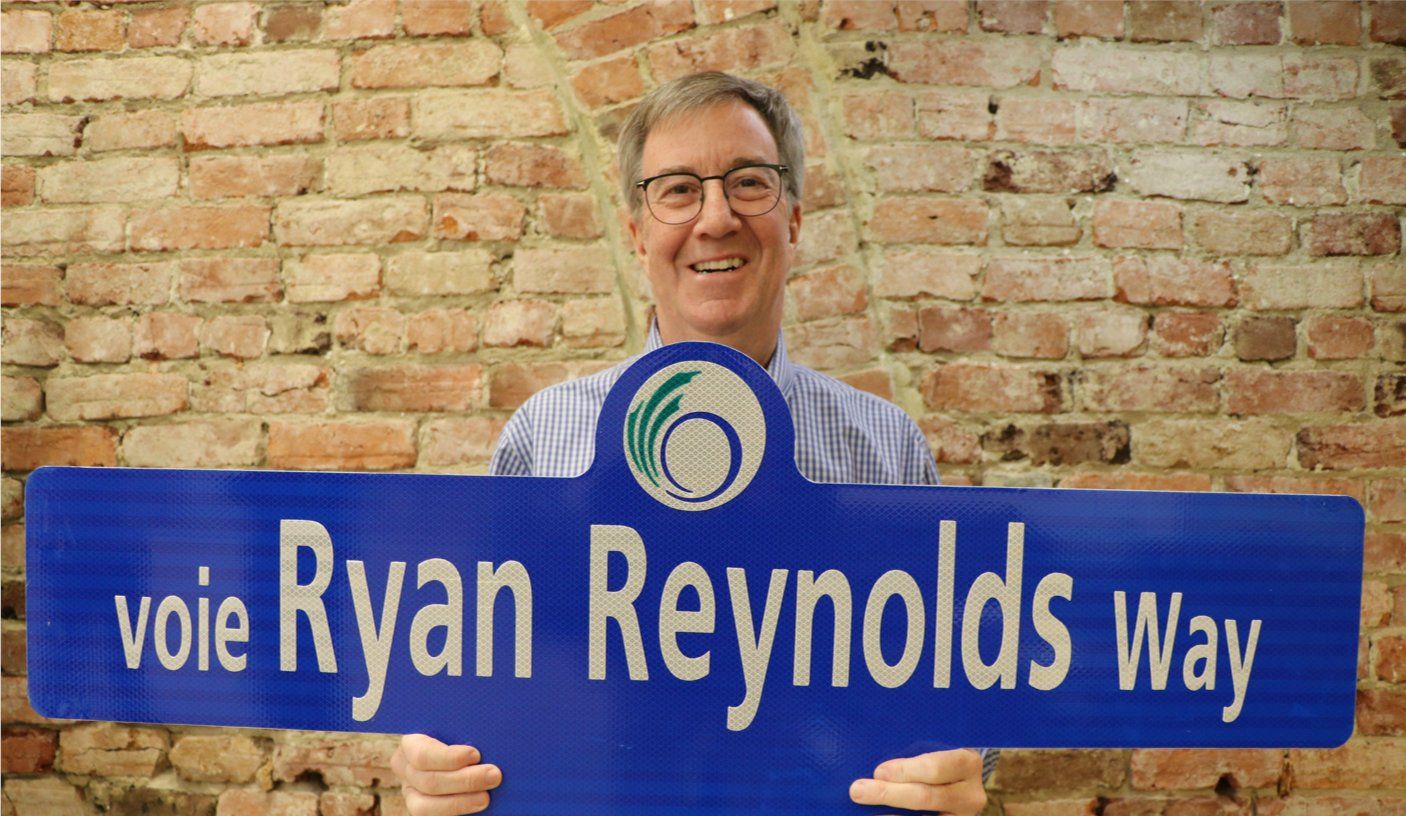Мэр Оттавы Джим Ватсон с табличкой улицы, названной в честь актера Райана Рейнольдса | Источник: твиттер Джима Ватсона