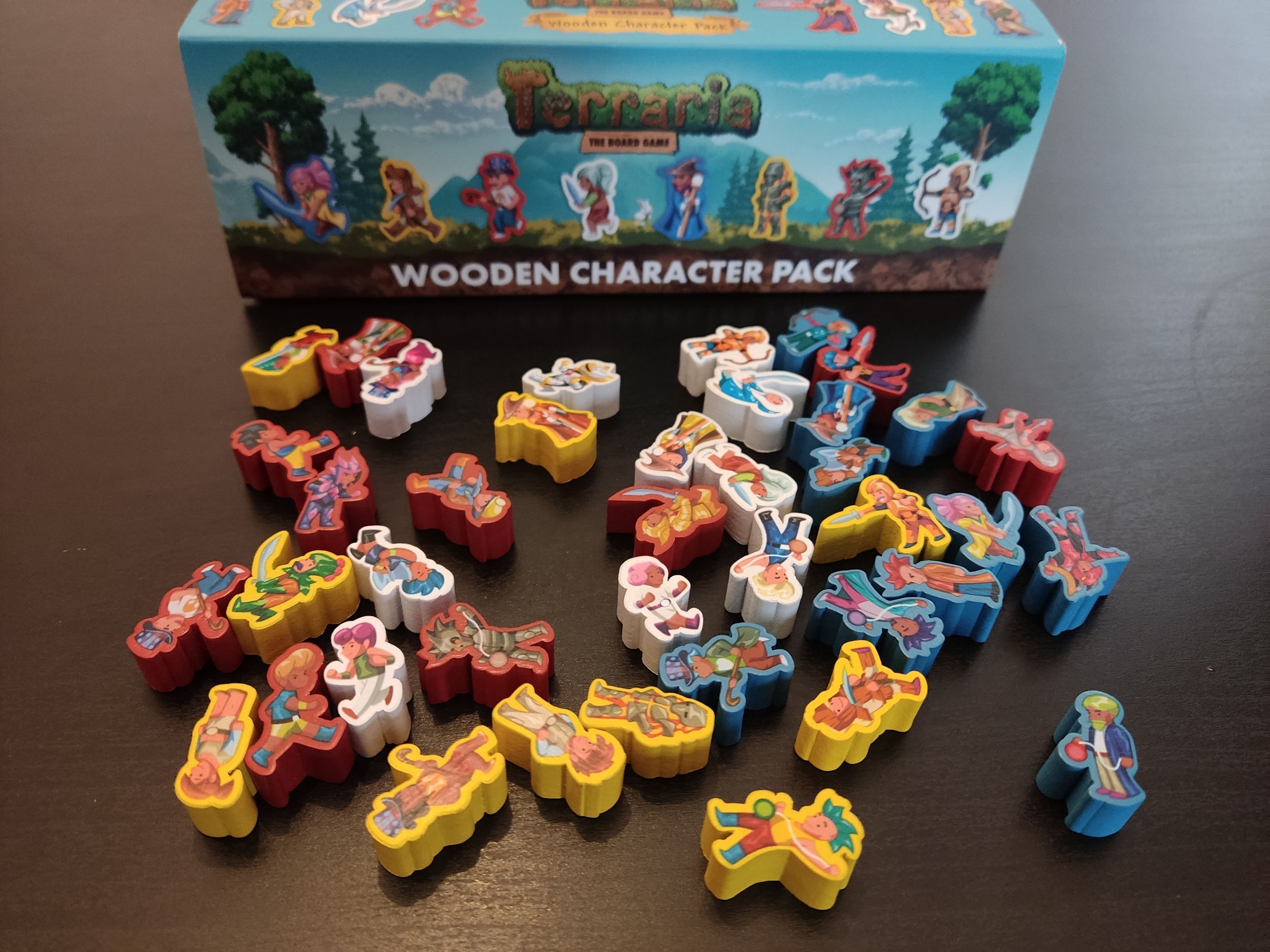 Внезапная демонстрация дополнительных деревянных фишек. Набор исключительно декоративный, зато можно подобрать себе новый скин, пока ждёте, когда закончится ход напарника.