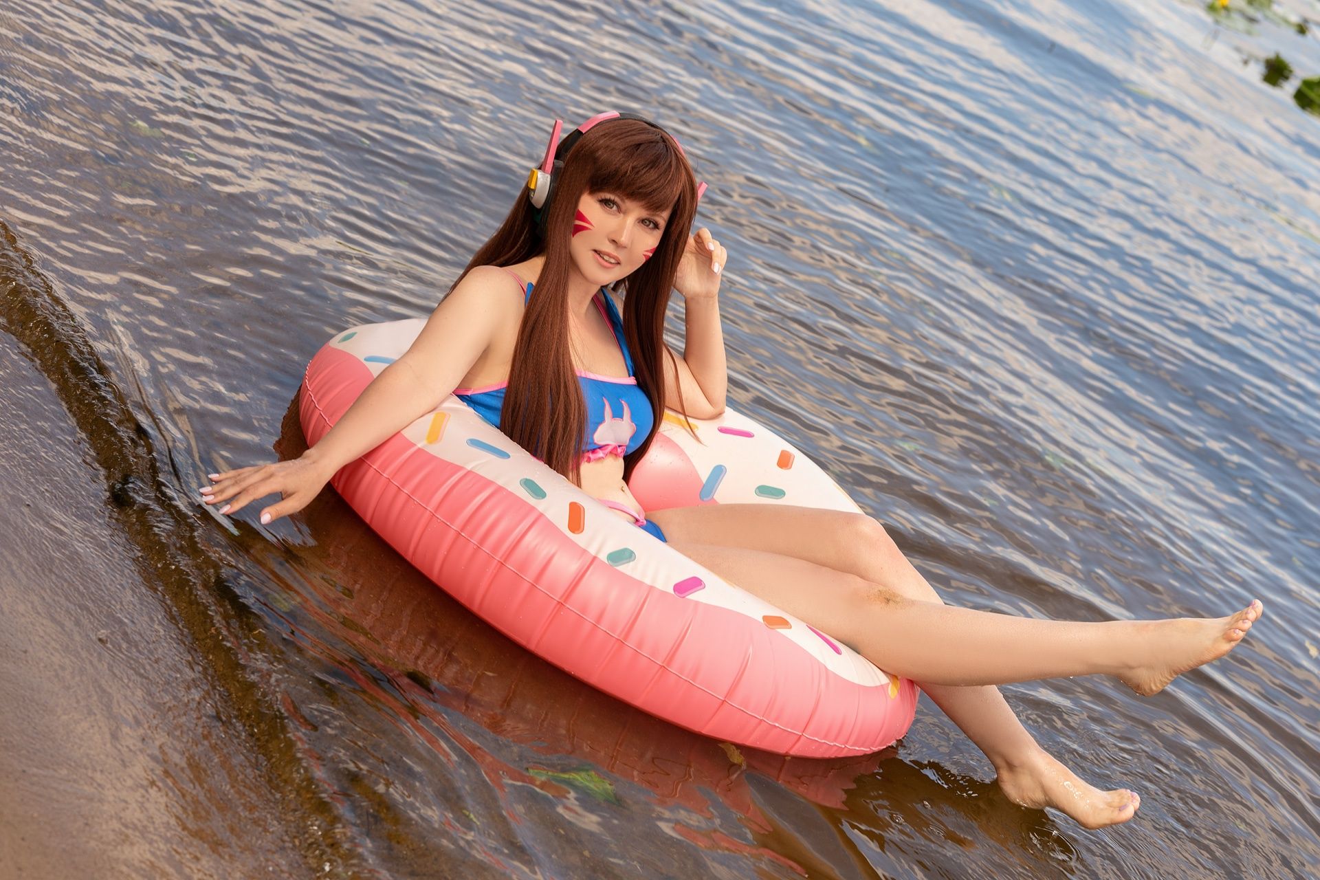 Пляжный косплей на D.Va из Overwatch. Косплеер: Rini. Фотограф: del photo. Источник: vk.com/rini.cosplay