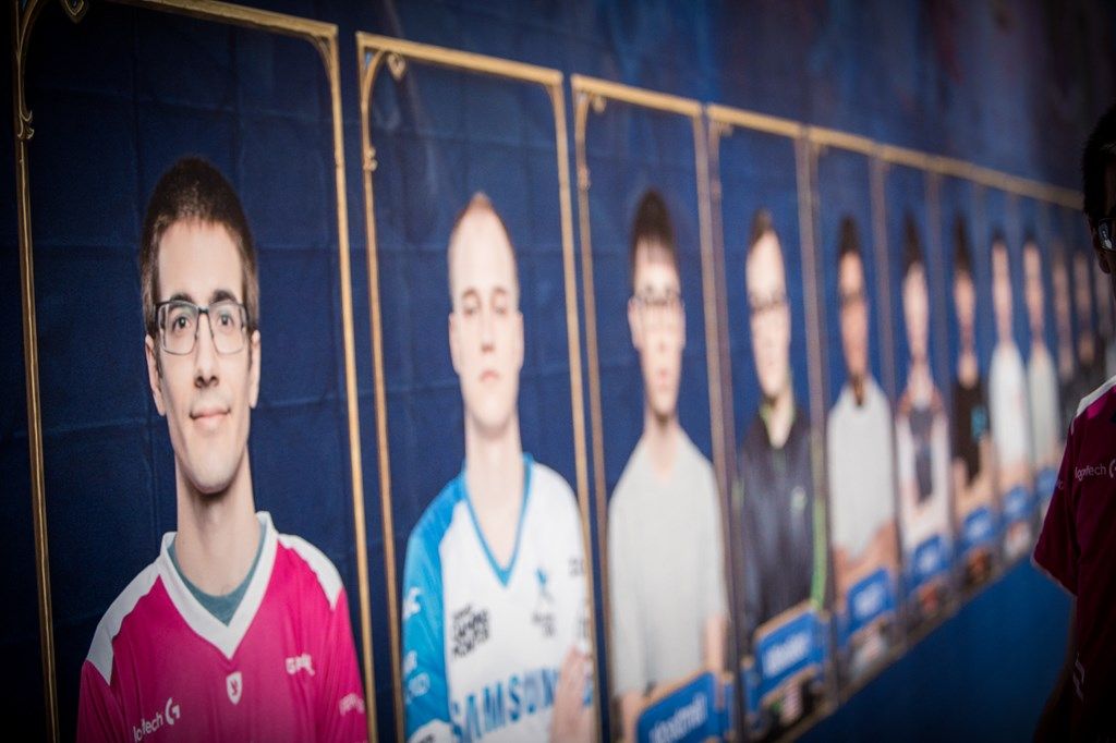 Фотографии участников на заднем плане. Фото: Blizzard Entertainment