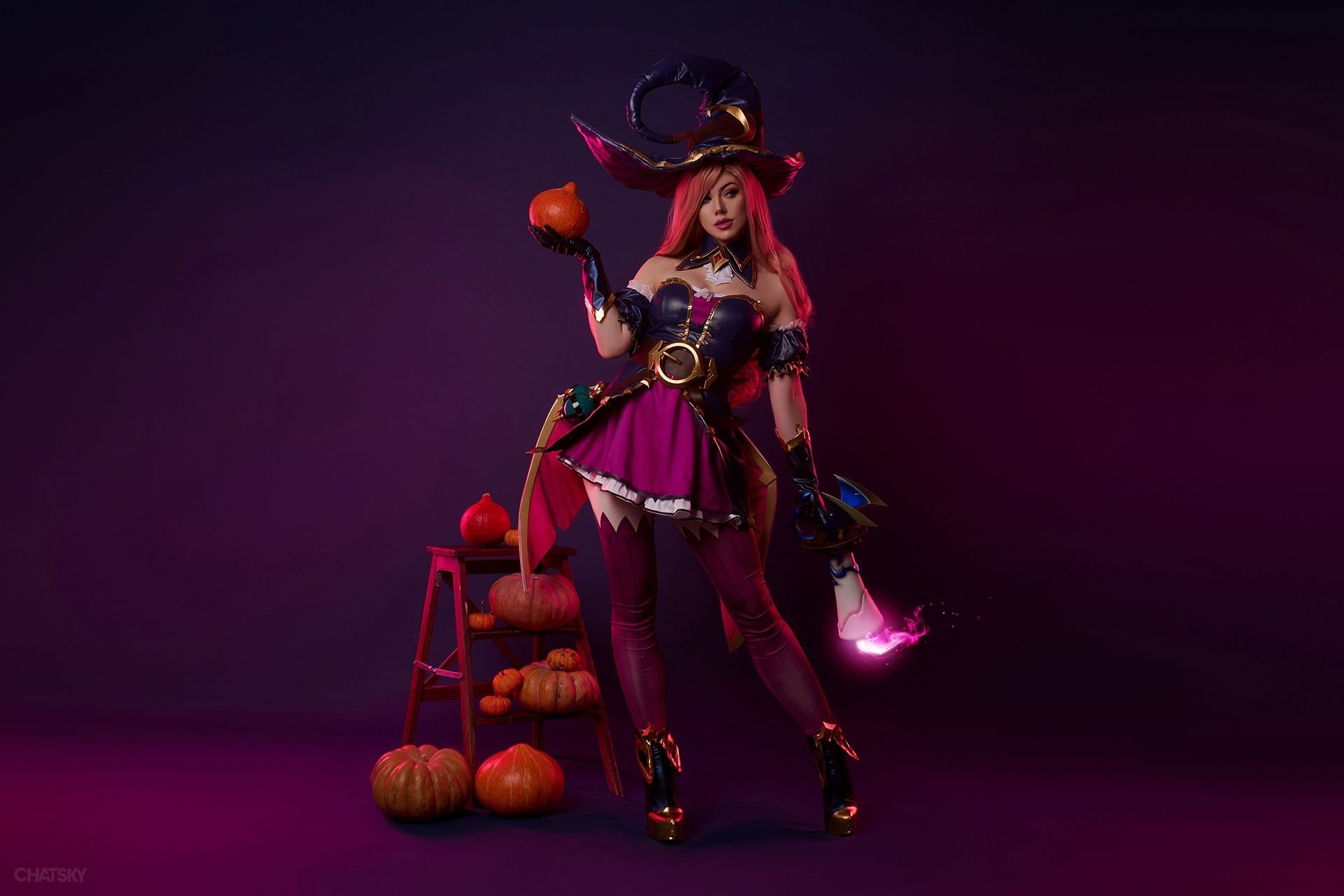 Ведьма Мисс Фортуна — косплей на героиню League of Legends. Косплеер: KamikoZero. Фотограф: CHATSKYPHOTO. Источник: vk.com/kamikozerocosplay