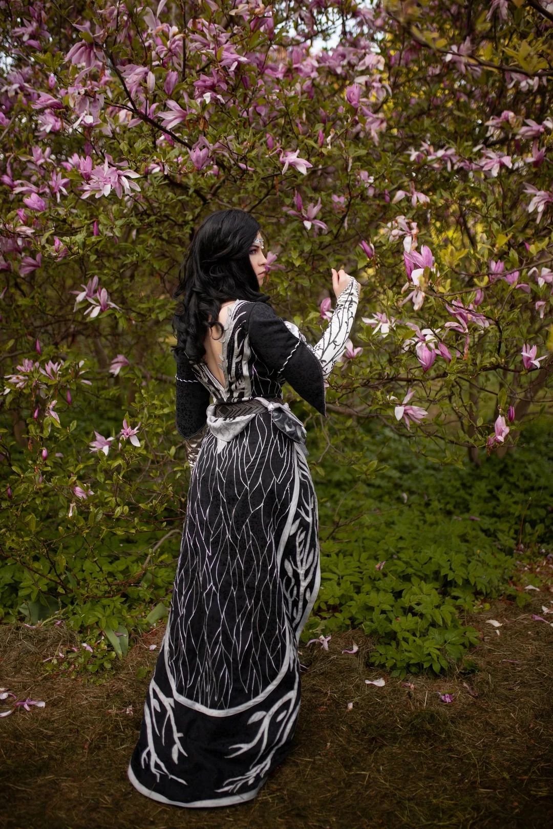 Косплей на Йеннифэр из Венгерберга из игры The Witcher 3: Wild Hunt. Косплеер: Lizhen cosplay. Источник: reddit