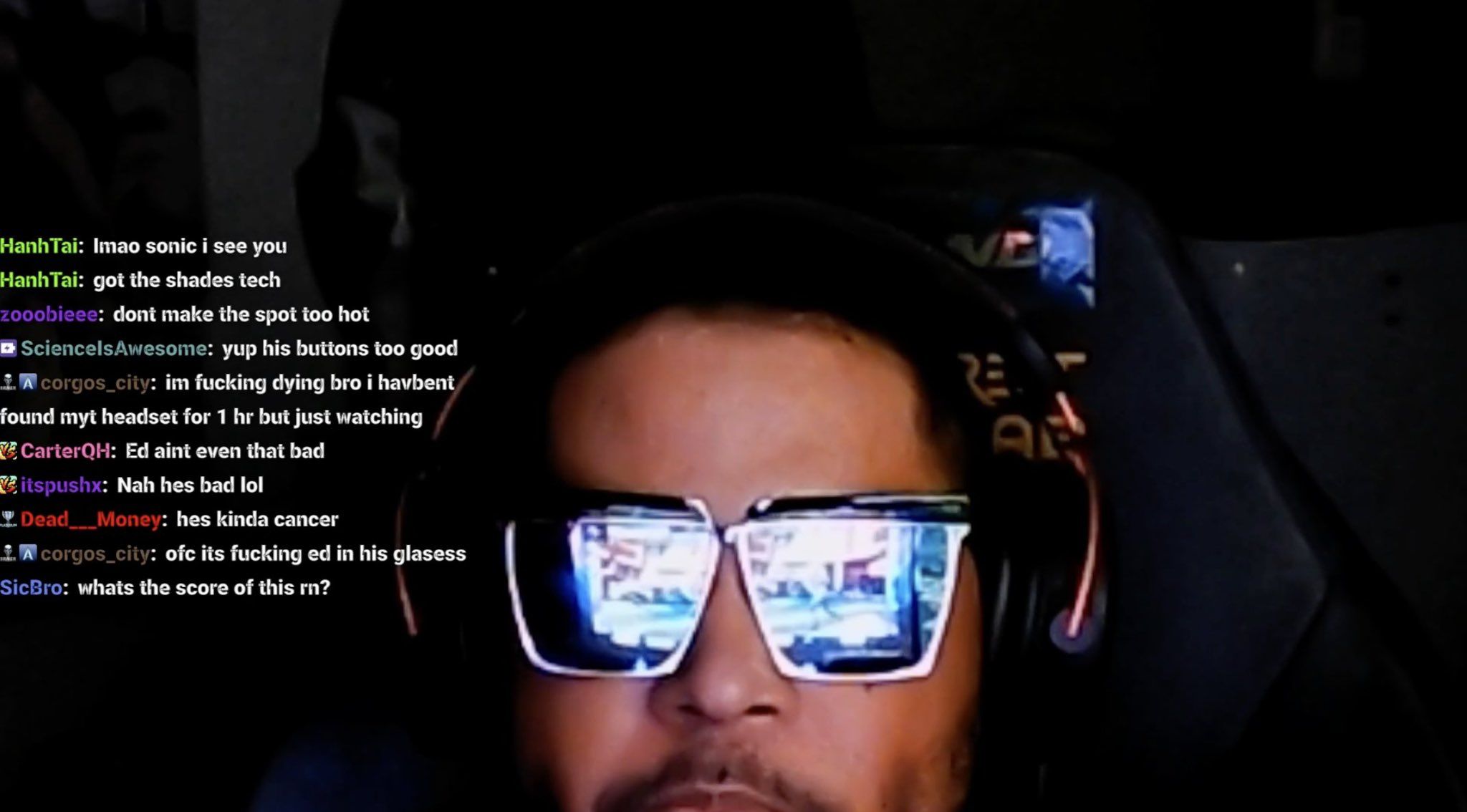 SonicSol стримит Capcom Cup по Street Fighter в отражении очков | Источник: SonicSol в X