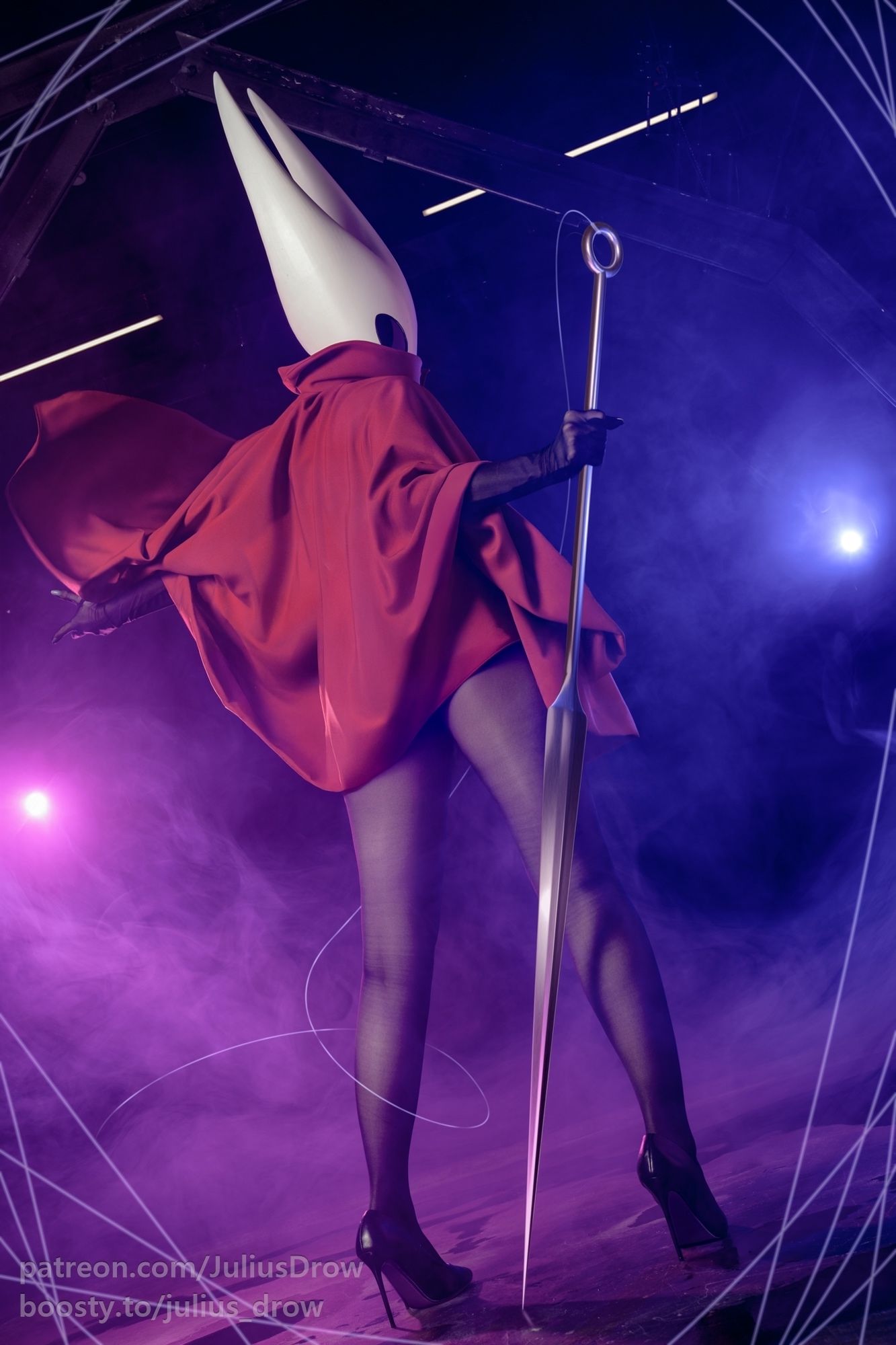 Эротический косплей на Хорнет из игры Hollow Knight: Silksong. Модель Юлия Julius Дровалева. Источник: vk.com/julius_cosplay