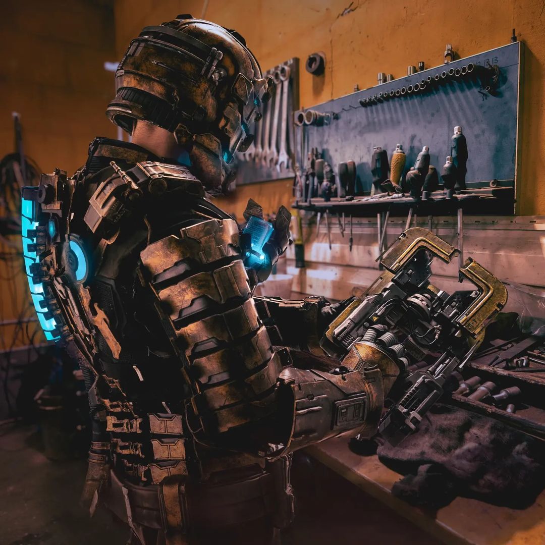 Косплей на персонажа Dead Space Remake в броне третьего уровня. Автор косплея: Peep_cosplay. Источник: социальные сети модели