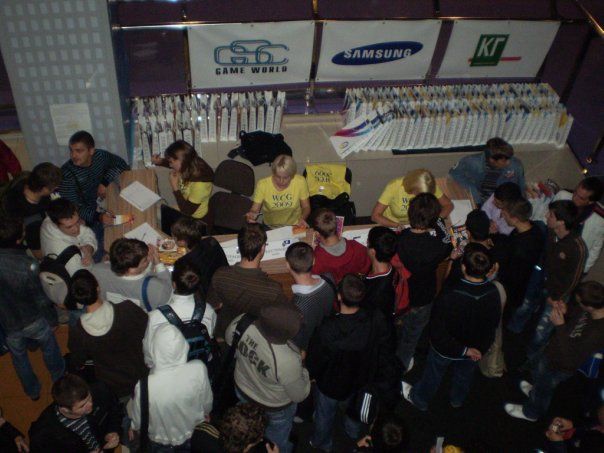 Специальные девочки-помощницы отмечали прибывших игроков и давали им пакеты с подарками