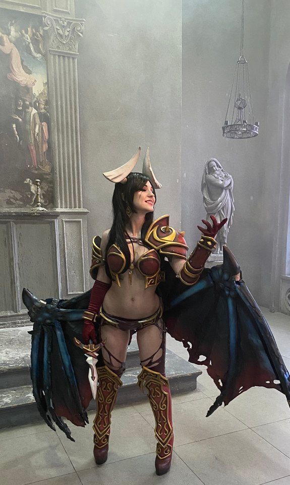 Косплей на Queen of Pain из Dota 2. Косплеер: Ирис Фёдорова. Фотограф: Torati photo. Источник: vk.com/cosplayiris