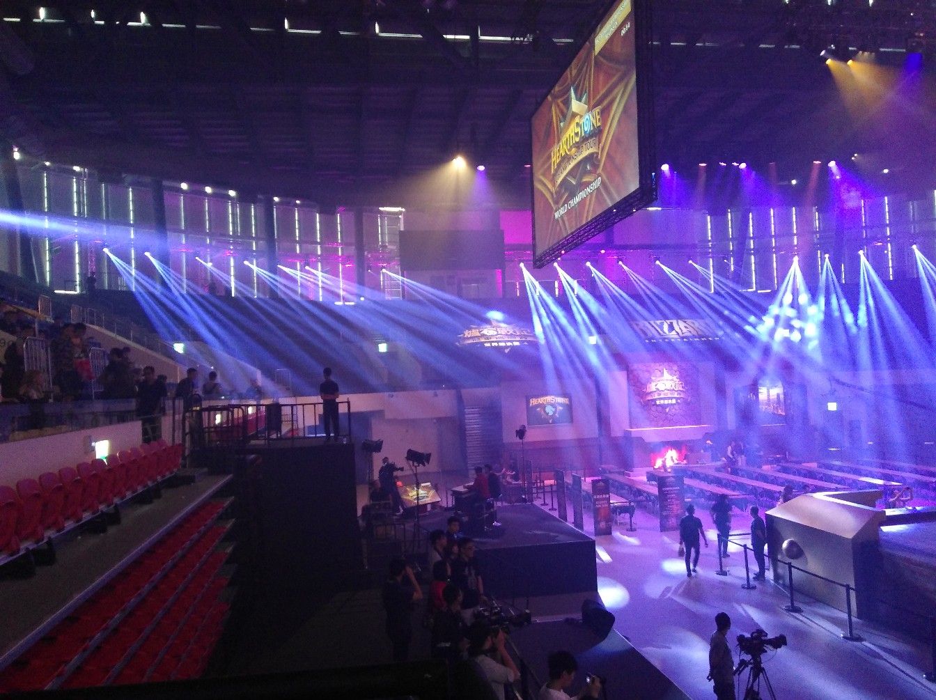 Освещение в зале постоянно меняется и подстраивается под ситуацию