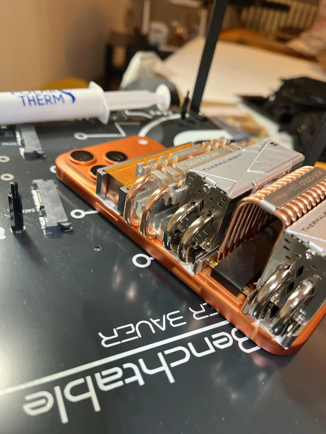 IPhone 17 Pro с внешними радиаторами от SSD | Источник: reddit