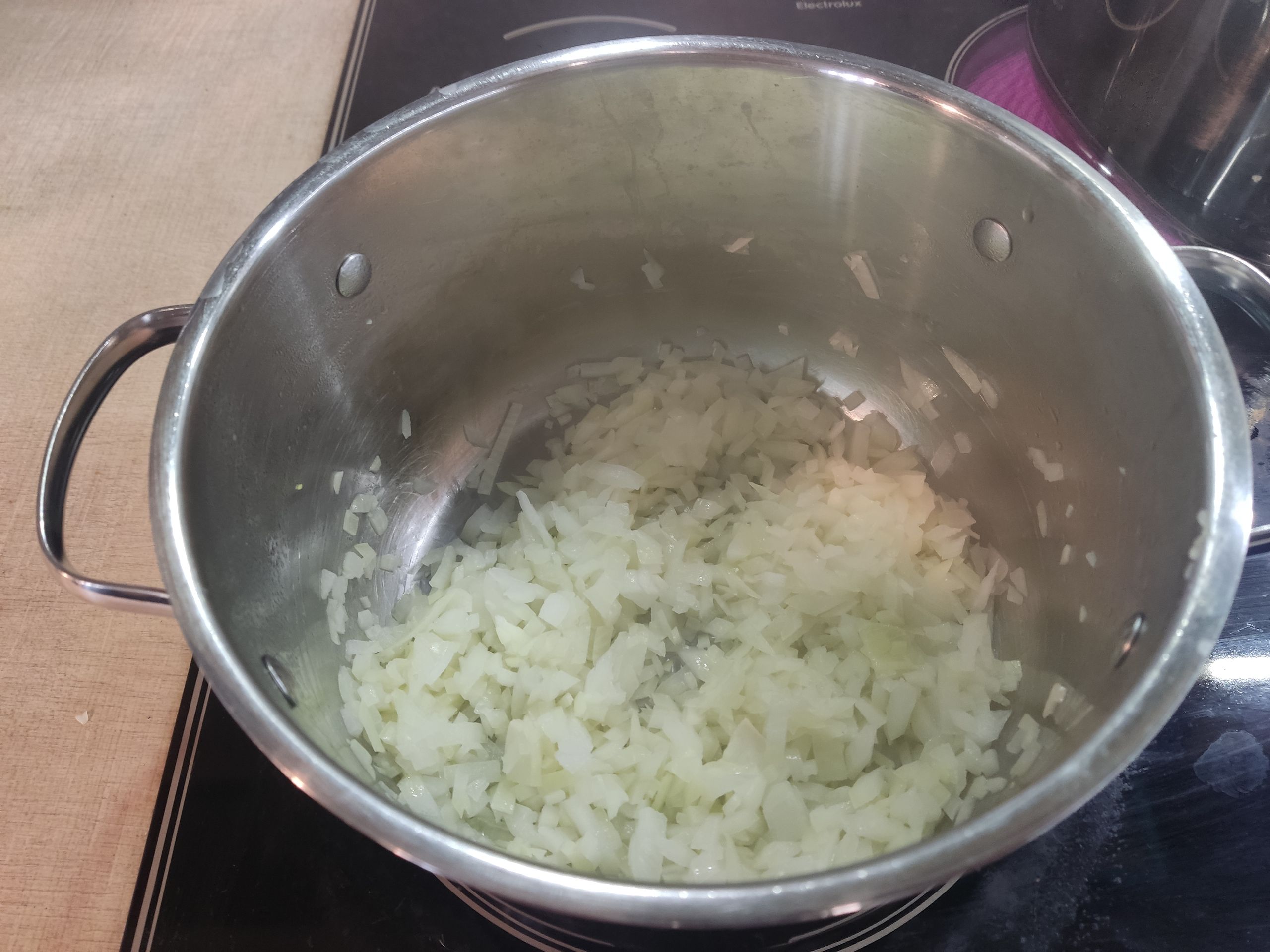 Лук и чеснок поджариваем, чтобы они отдали вкус в масло.