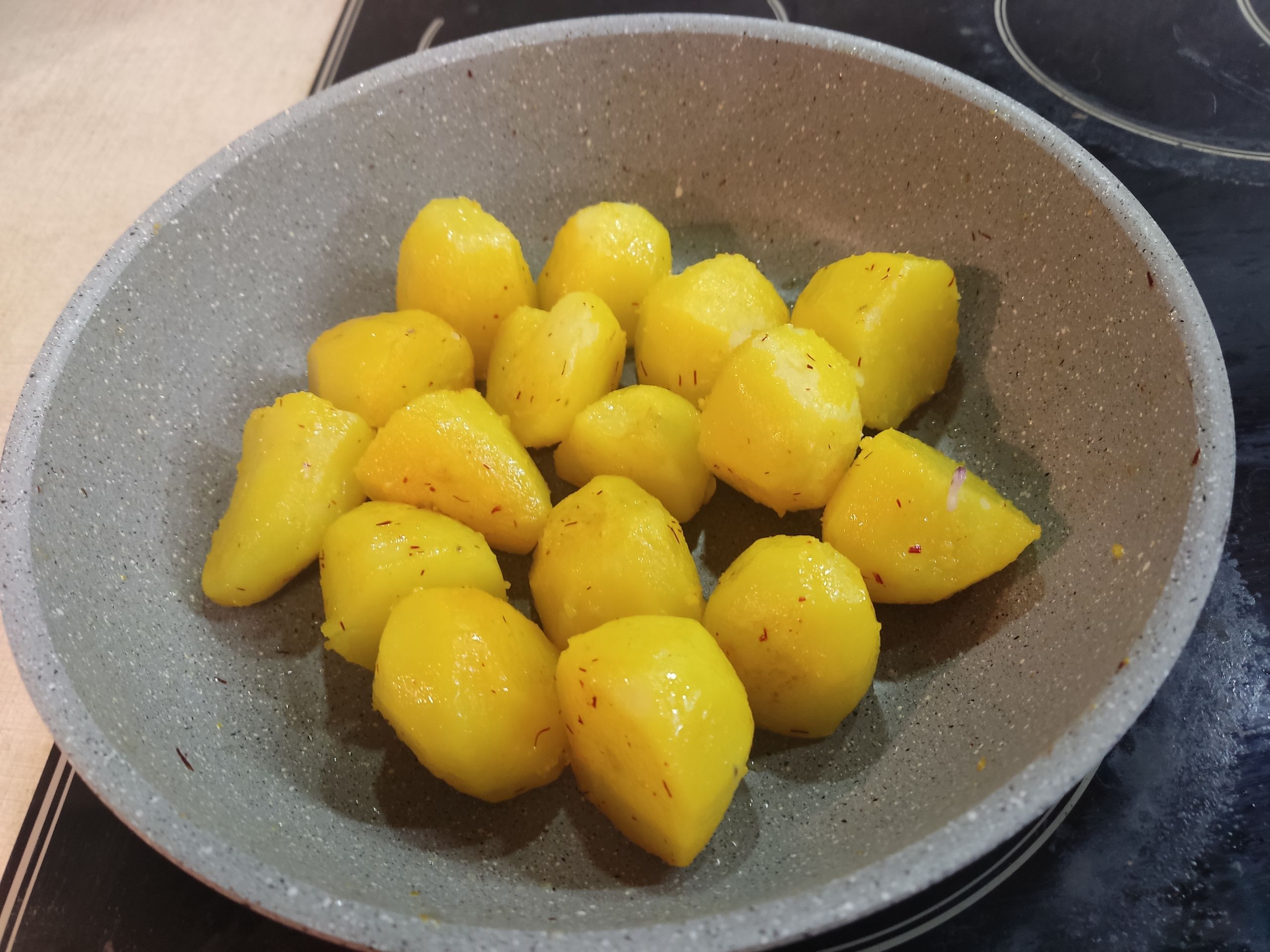 Зай, ты что, картошку там жаришь?.. Хах, шучу)