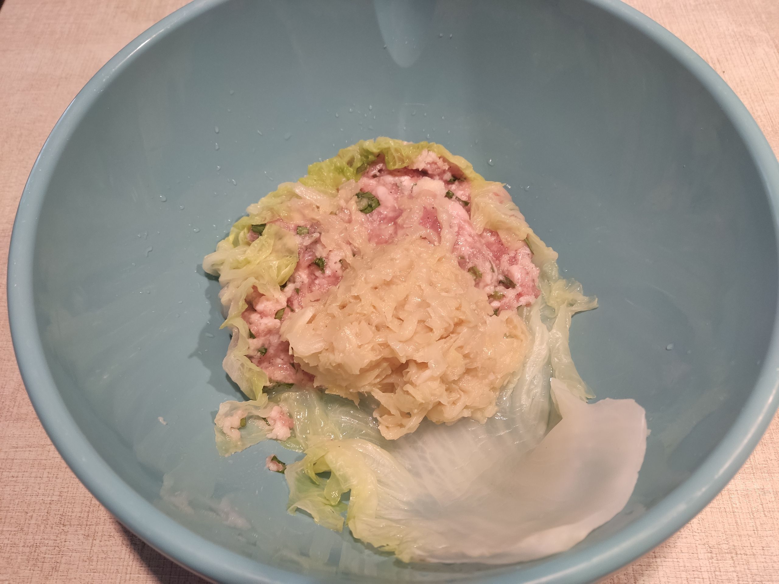 Напоминаю, это пекинская капуста с длинными листами. В круглых листах обычной капусты, кажется, было бы даже сложнее завернуть и зафиксировать столько начинки.