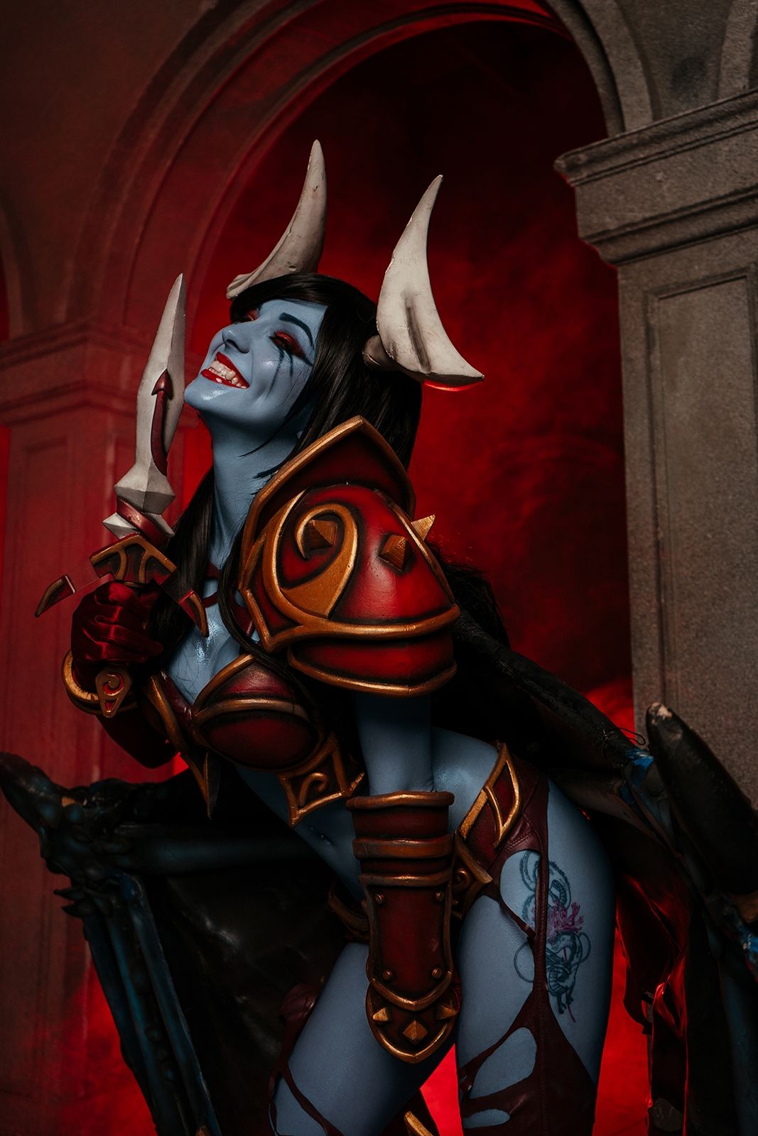 Косплей на Queen of Pain из Dota 2. Косплеер: Ирис Фёдорова. Фотограф: Torati photo. Источник: vk.com/cosplayiris