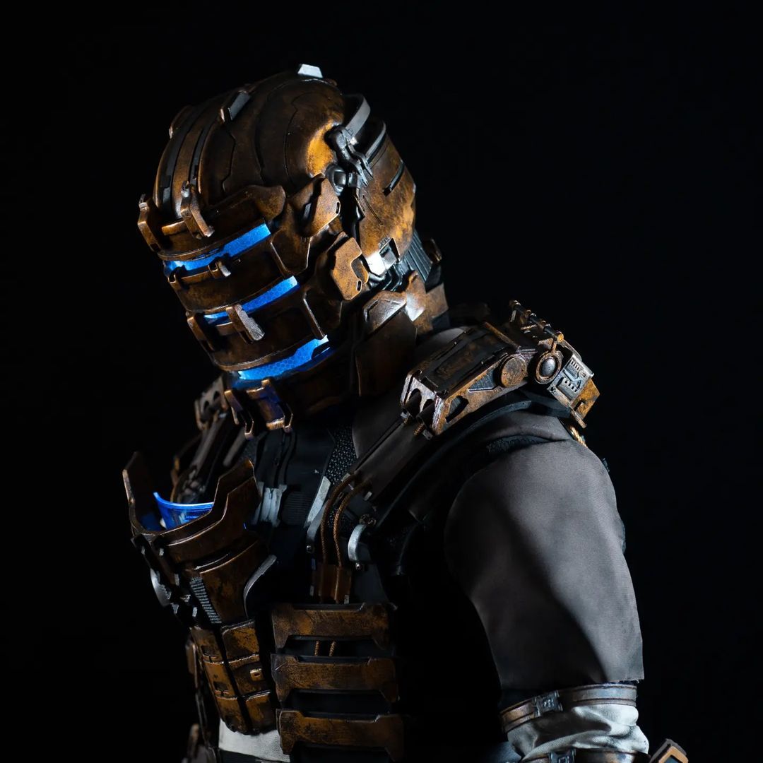 Косплей на персонажа Dead Space Remake в броне третьего уровня. Автор косплея: Peep_cosplay. Источник: социальные сети модели