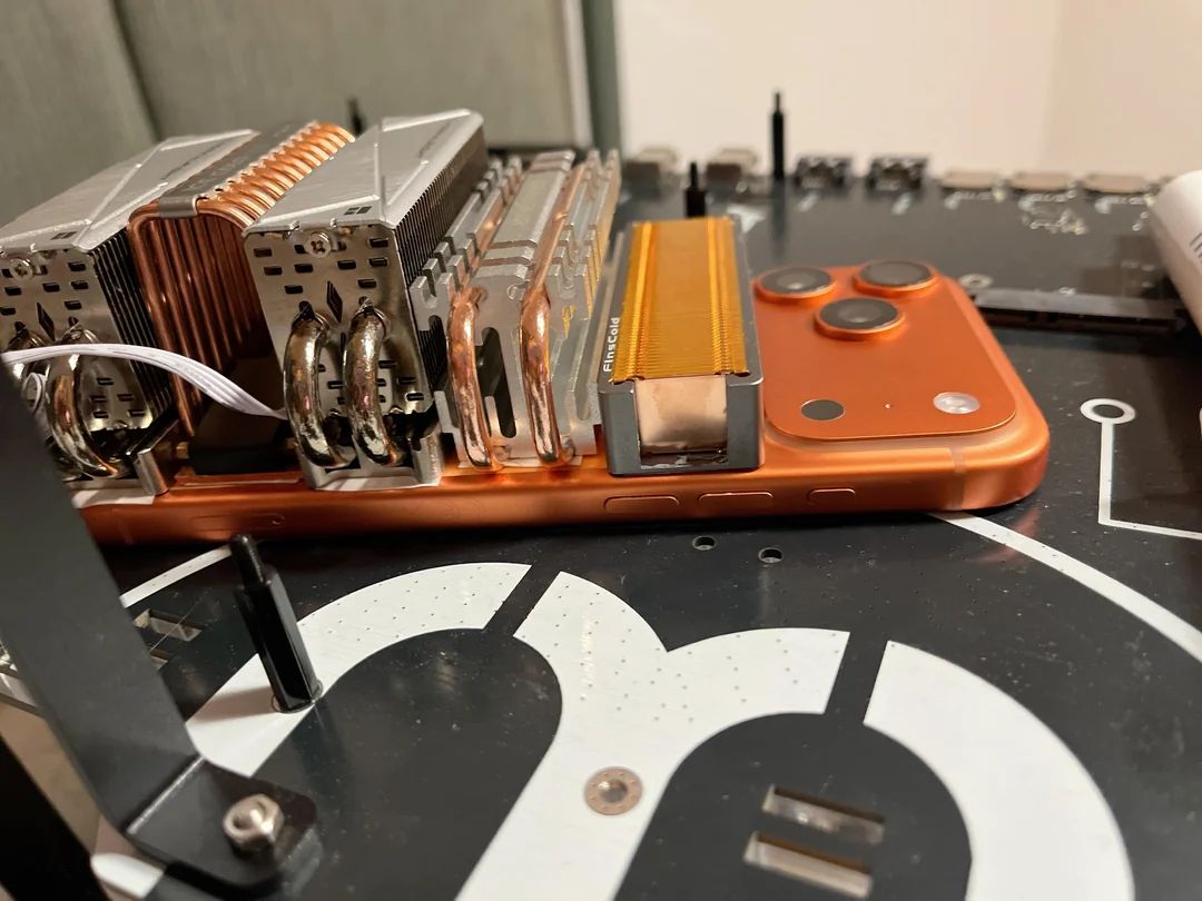 IPhone 17 Pro с внешними радиаторами от SSD | Источник: reddit